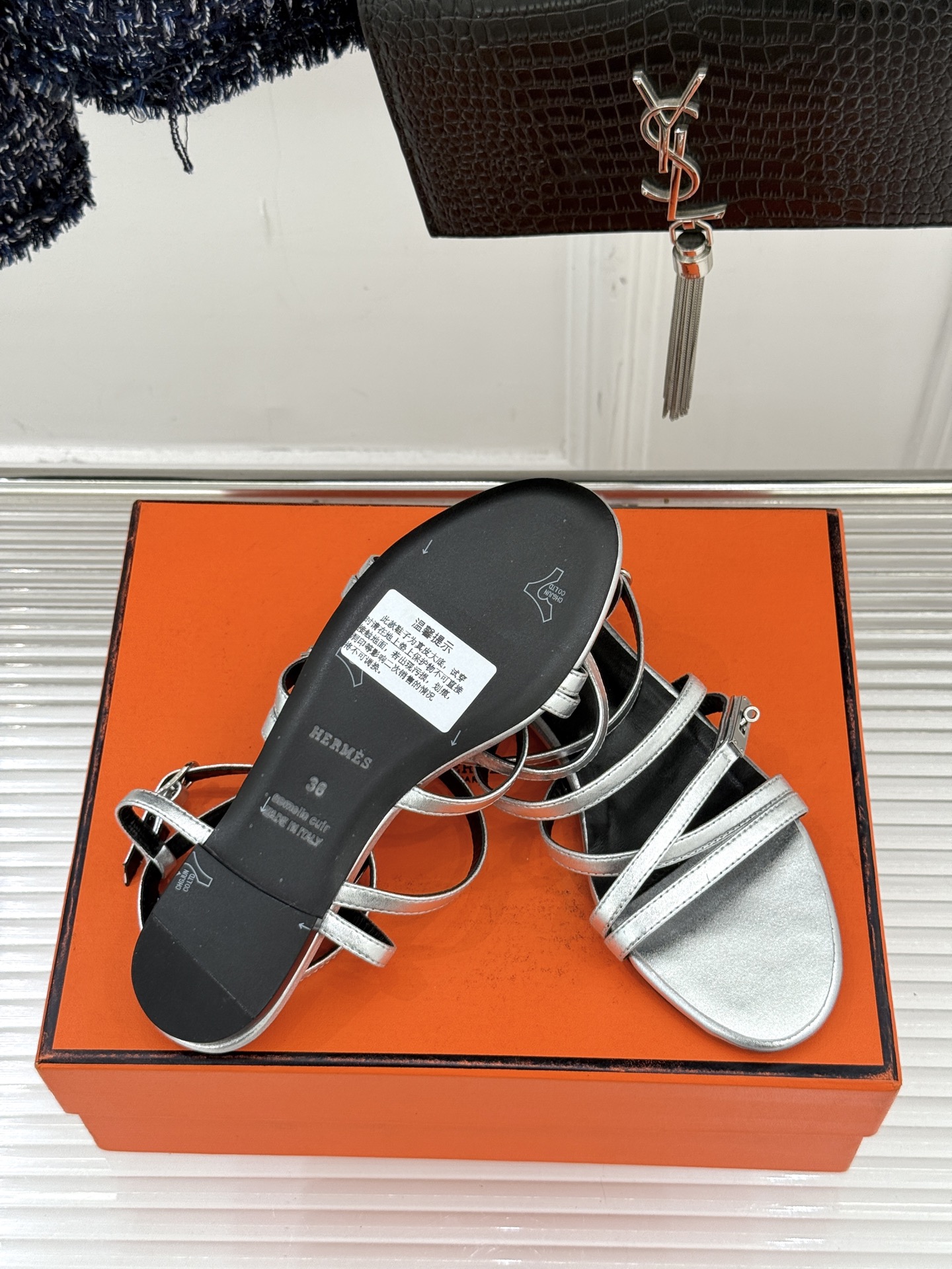 （配原版飞机盒）Hermès/爱马仕25WF新品Kelly扣细带平底凉鞋当Kelly包的传奇基因邂逅夏日