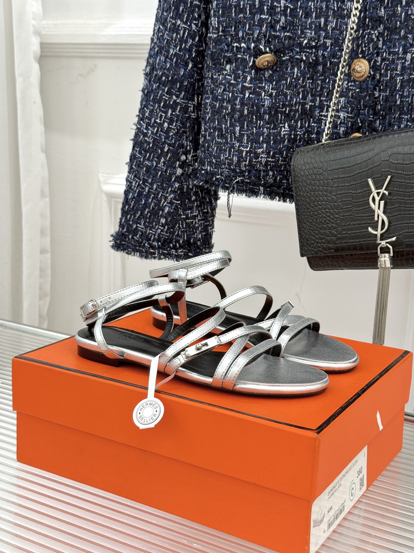 NO:654054,(With original airplane box) Hermès/Hermès 25WF new Kelly buckle thin strap flat sandals When the legendary gene of the Kelly bag meets summer walking, these sandals become a concrete expression of elegance. The iconic rotating Kelly metal buckle design has been carefully polished to become the finishing touch on the toe. The palladium plating has a low-key luster, replicating the brand's century-old luxury code. The thin leather straps cover the instep like a ribbon.  The neat tailoring outlines the slender outline of the ankle. The Italian hand-stitched shoe structure and technology make every step both stable and elegant, breaking the law of imbalance between sophistication and comfort. From cafes on the Left Bank of Paris to dinners on seaside resorts, these sandals are a style tool. When paired with elegant skirts, they show French laziness. When paired with neat trousers, they also bring out a smart style. Integrating classics into daily dressing philosophy allows Kelly to have elegant genes.  Keep flowing with summer steps. The fabric is made of original customized leather. The inner toes are made of mixed sheepskin. Italian A-grade imported genuine leather outsole size35-39 (customized 40/41/42), sandals, hermes, hermes, sandals, skirts, sheepskin, Leather soles19860909（配原版飞机盒） Hermès/爱马仕25WF新品Kelly扣 细带平底凉鞋 当Kelly包的传奇基因邂逅夏日步履 这款凉鞋便成了优雅的具象化表达. 标志性的旋转Kelly金属扣设计 经匠心打磨成为足尖的点睛之笔 钯金镀层流转着低调光泽 复刻品牌百年的奢华密码. 纤细皮质绑带如丝带般轻覆脚背 又以利落剪裁勾勒出脚踝的纤细轮廓. 意大利手工缝制的鞋履结构与技术 让每一步都兼具稳定与优雅 打破精致与舒适的失衡定律 . 从巴黎左岸的咖啡馆到海滨度假的晚宴 这双凉鞋皆是风格利器. 搭配飘逸裙装时 尽显法式慵懒 适配利落裤装时 又衬出干练格调. 将经典融入日常的穿搭哲学 让Kelly的优雅基因 随夏日步履不断流转. 面料采用原版定制皮料 内里踮脚均为混种羊皮 意大利A级进口真皮大底 size35-39（40/41/42定制）,凉鞋,hermes,hermes,sandals,skirts,sheepskin,Leather soles,Women's Shoes