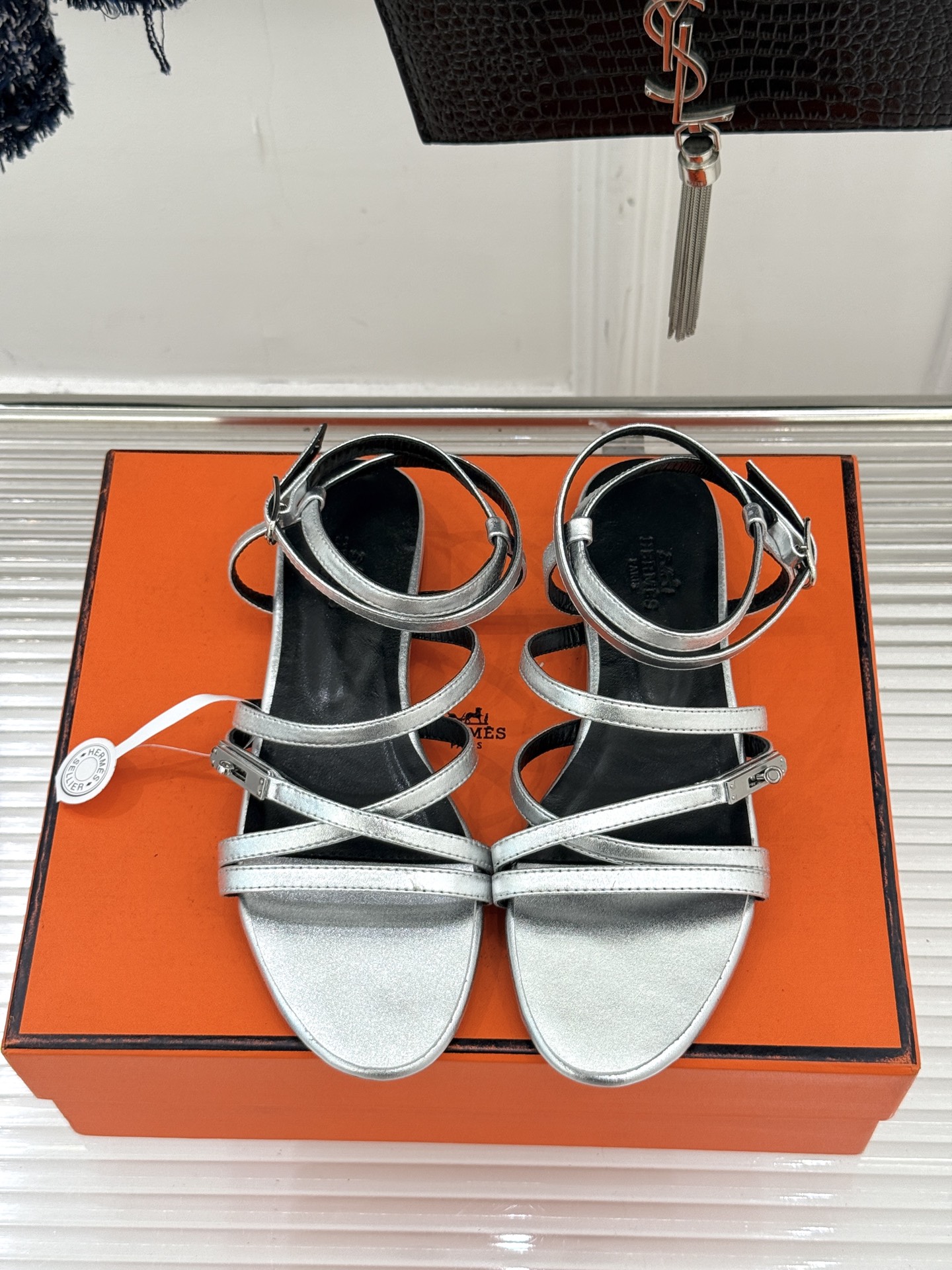 （配原版飞机盒）Hermès/爱马仕25WF新品Kelly扣细带平底凉鞋当Kelly包的传奇基因邂逅夏日