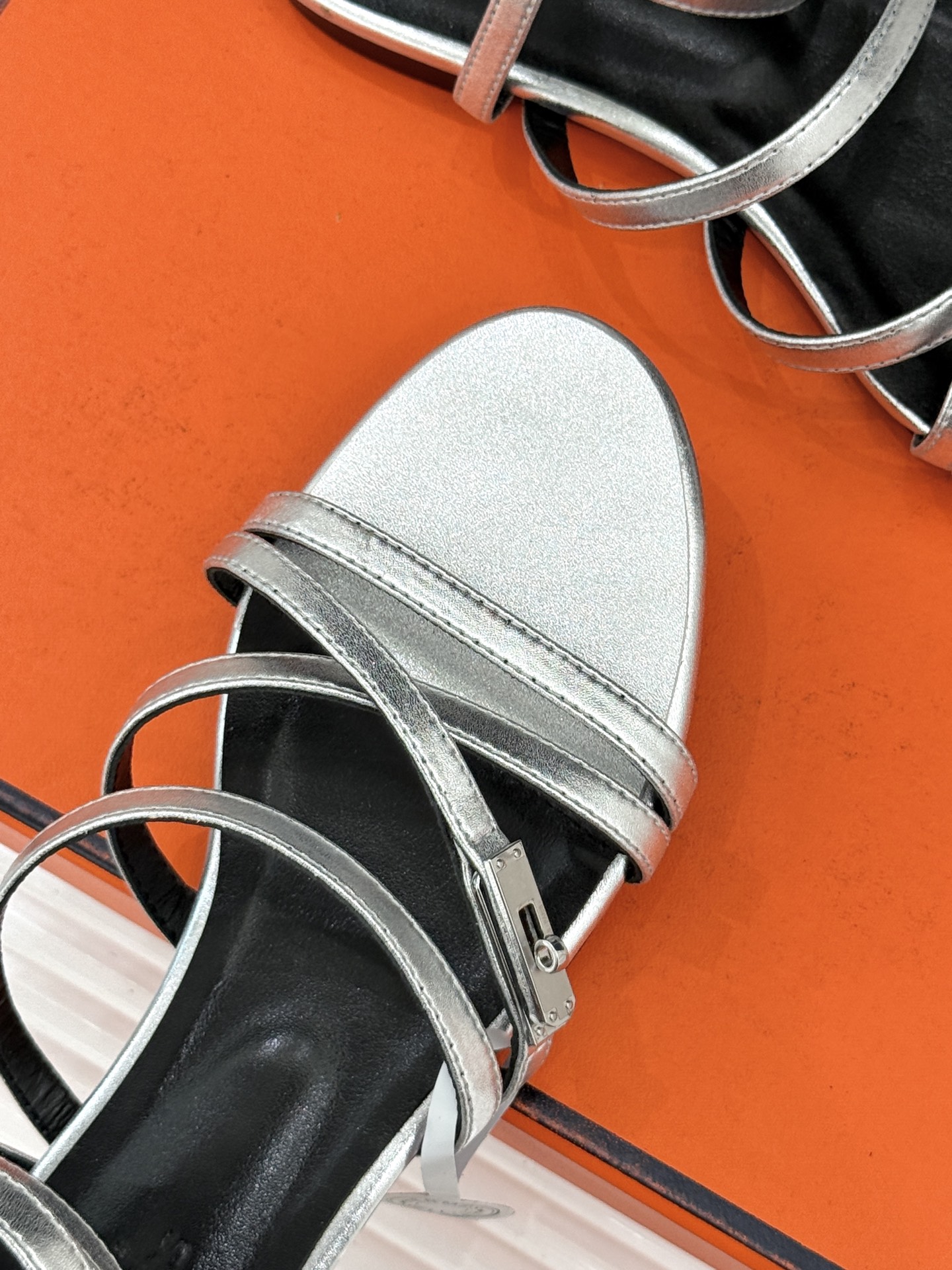 （配原版飞机盒）Hermès/爱马仕25WF新品Kelly扣细带平底凉鞋当Kelly包的传奇基因邂逅夏日