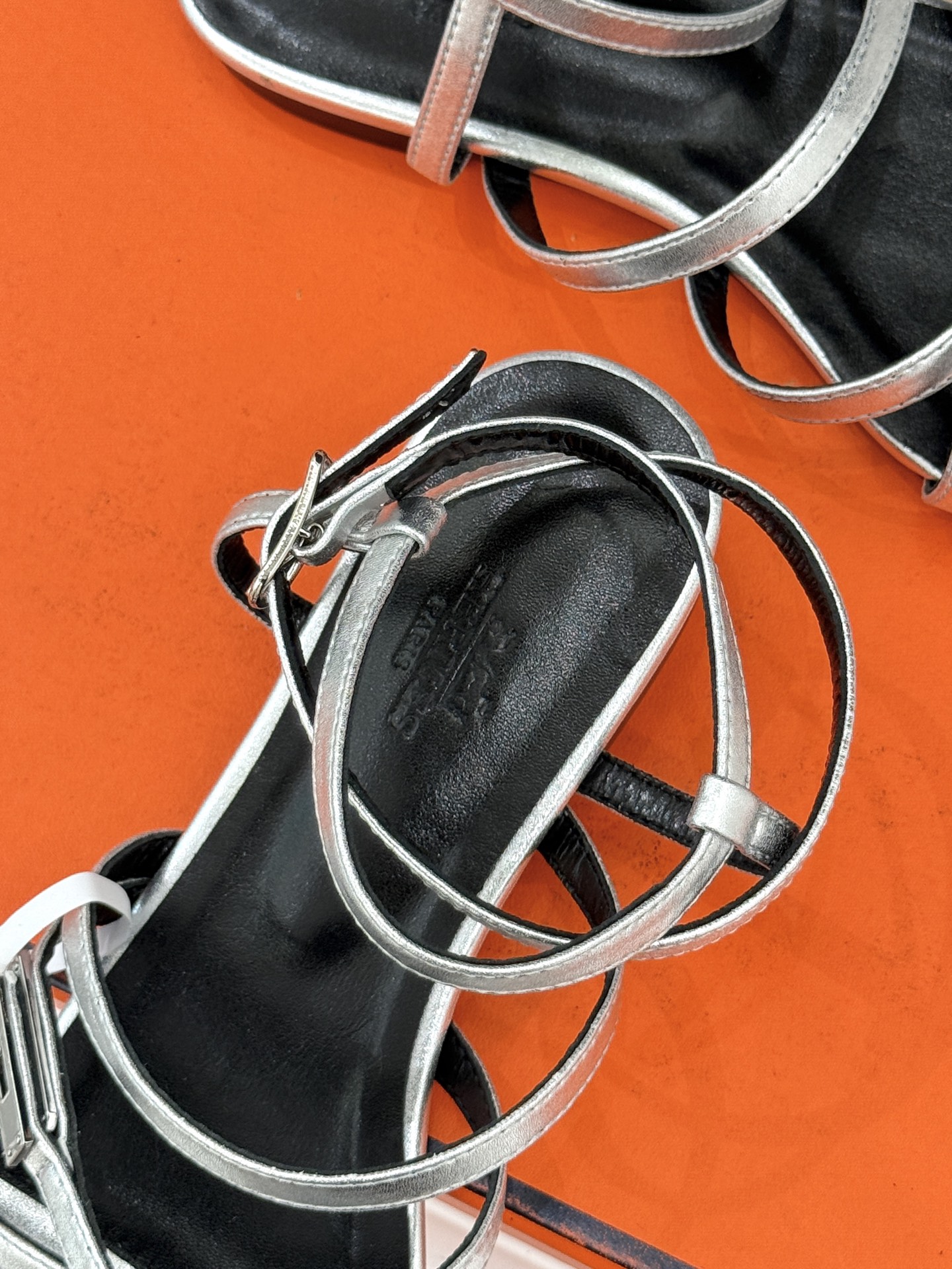 （配原版飞机盒）Hermès/爱马仕25WF新品Kelly扣细带平底凉鞋当Kelly包的传奇基因邂逅夏日