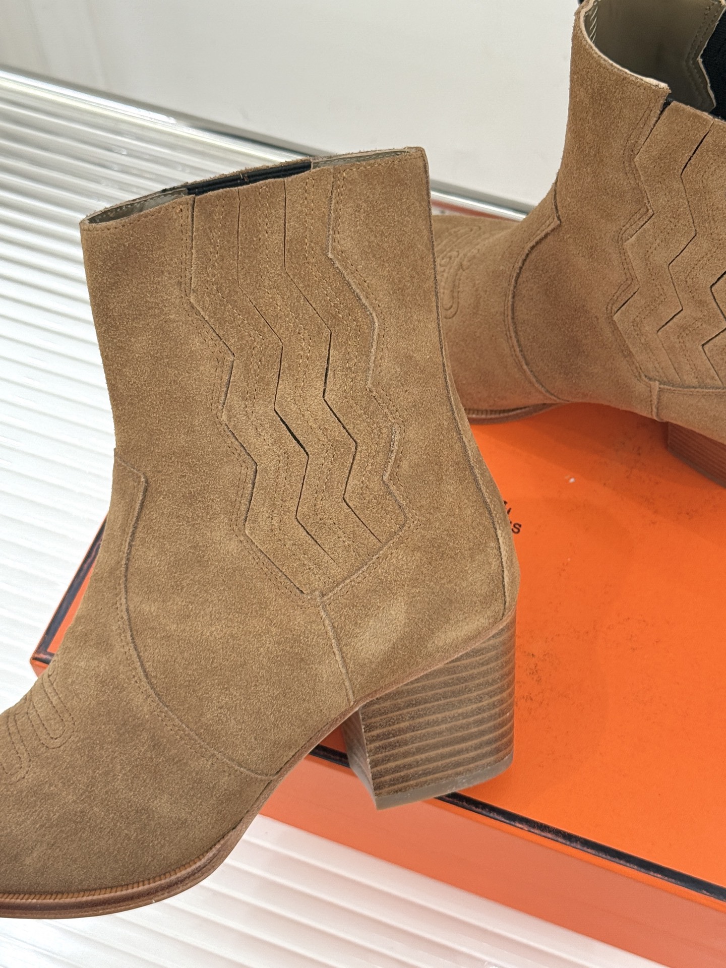 Hermès/爱马仕25WF新品复古西部缝线尖头粗跟短靴当19世纪西部旷野的自由风掠过巴黎福宝大道的匠心