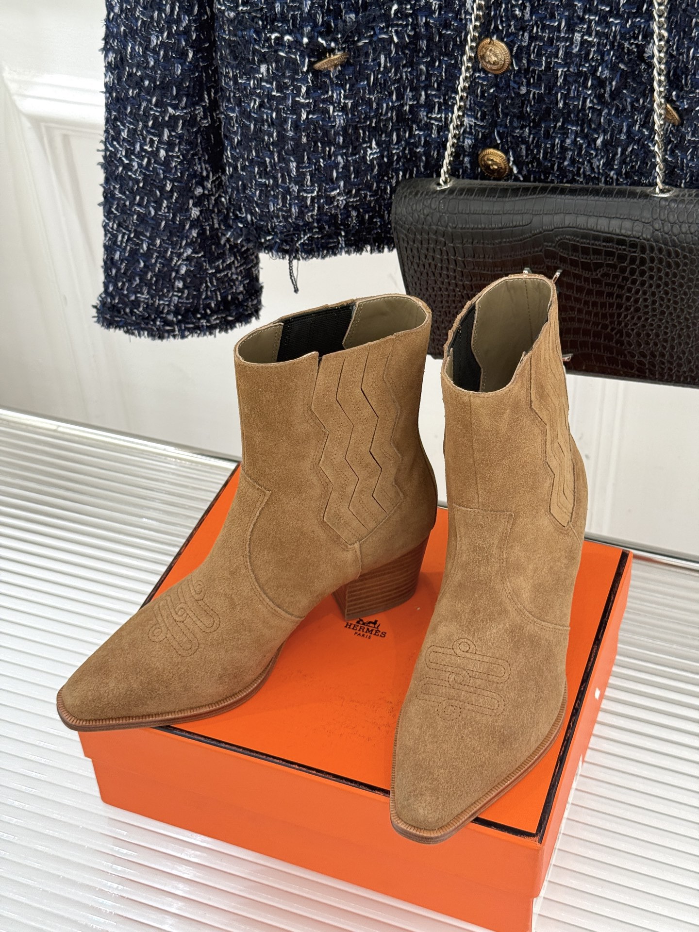 Hermès/爱马仕25WF新品复古西部缝线尖头粗跟短靴当19世纪西部旷野的自由风掠过巴黎福宝大道的匠心