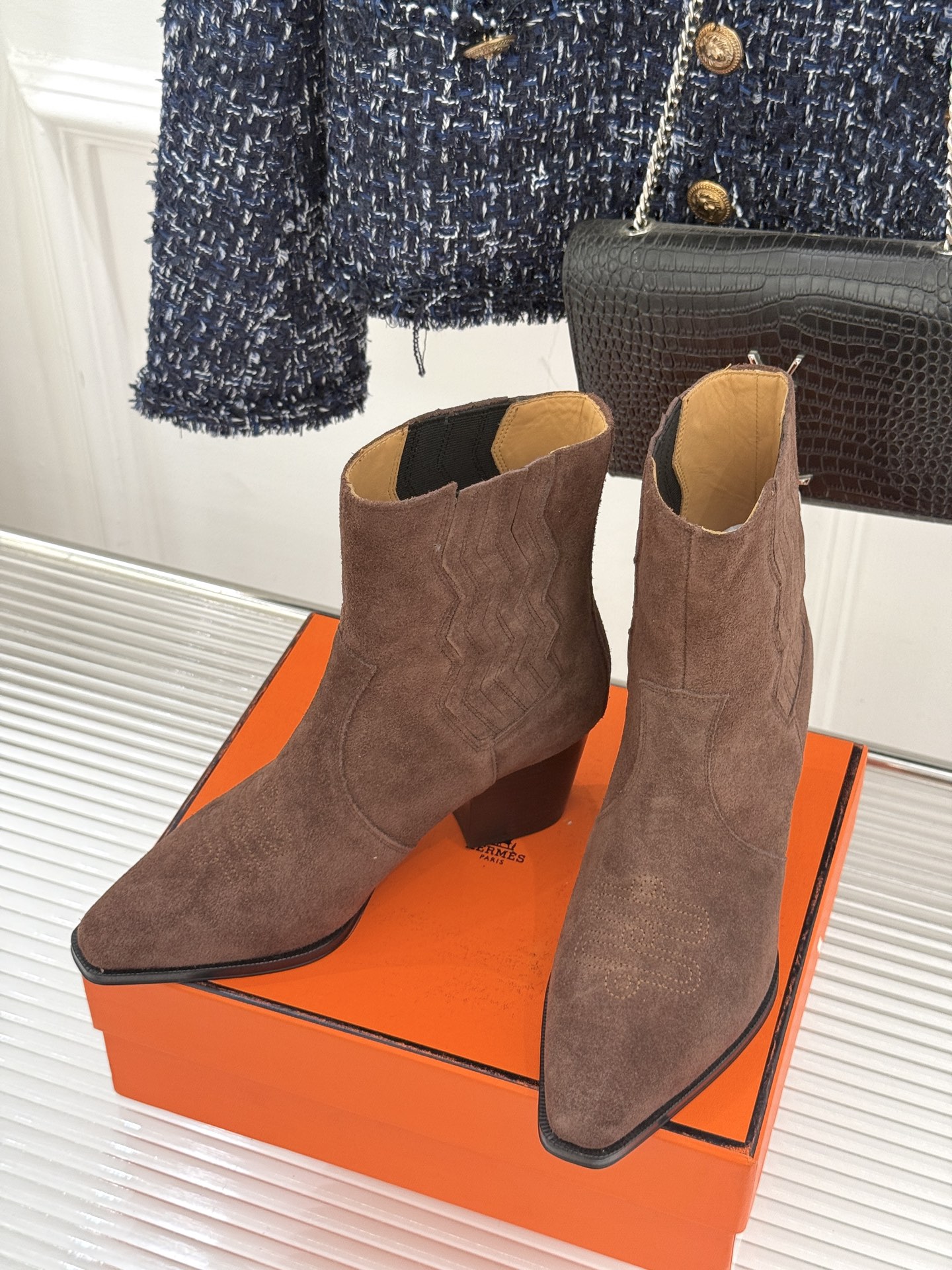 Hermès/爱马仕25WF新品复古西部缝线尖头粗跟短靴当19世纪西部旷野的自由风掠过巴黎福宝大道的匠心