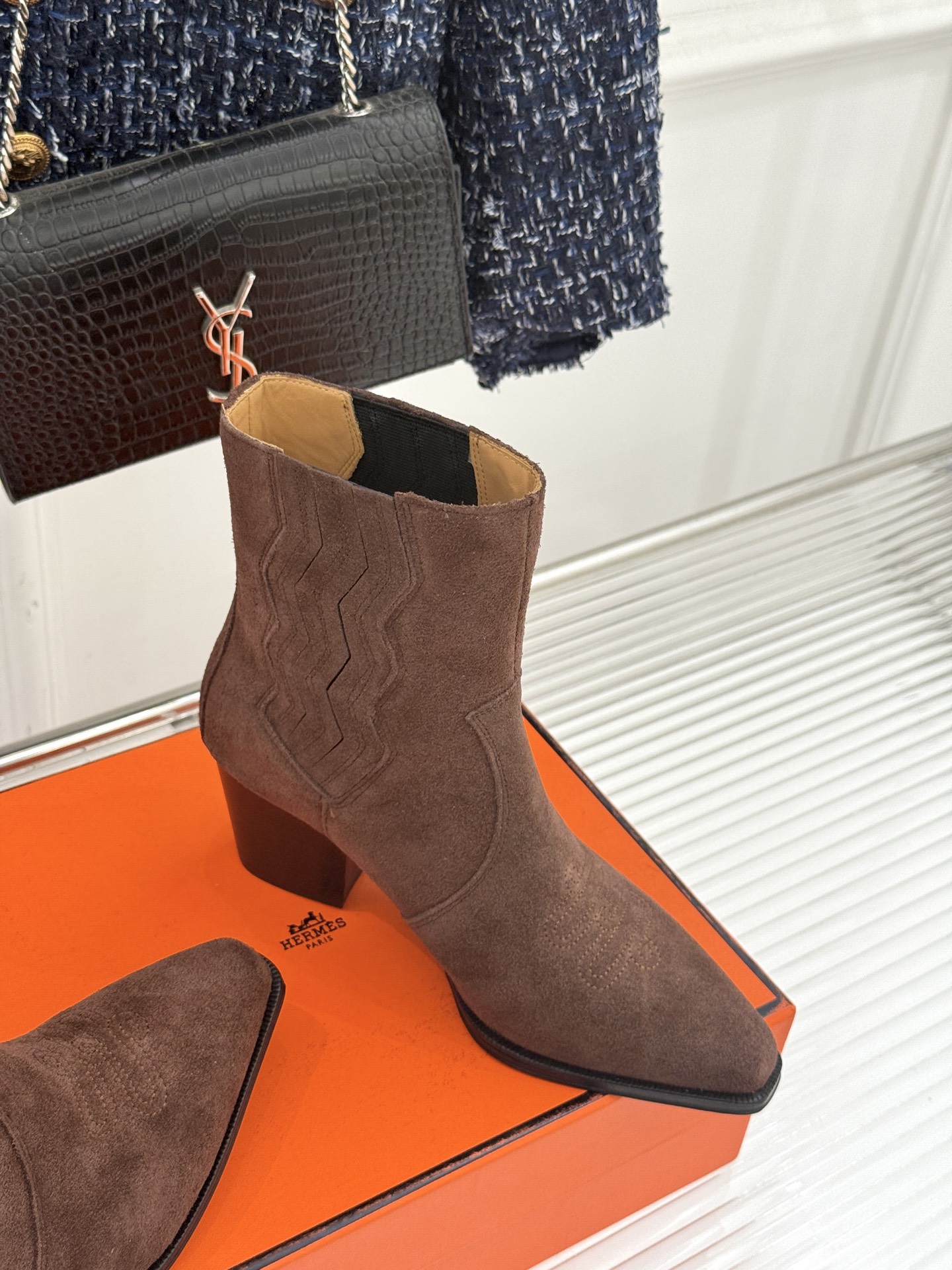 Hermès/爱马仕25WF新品复古西部缝线尖头粗跟短靴当19世纪西部旷野的自由风掠过巴黎福宝大道的匠心