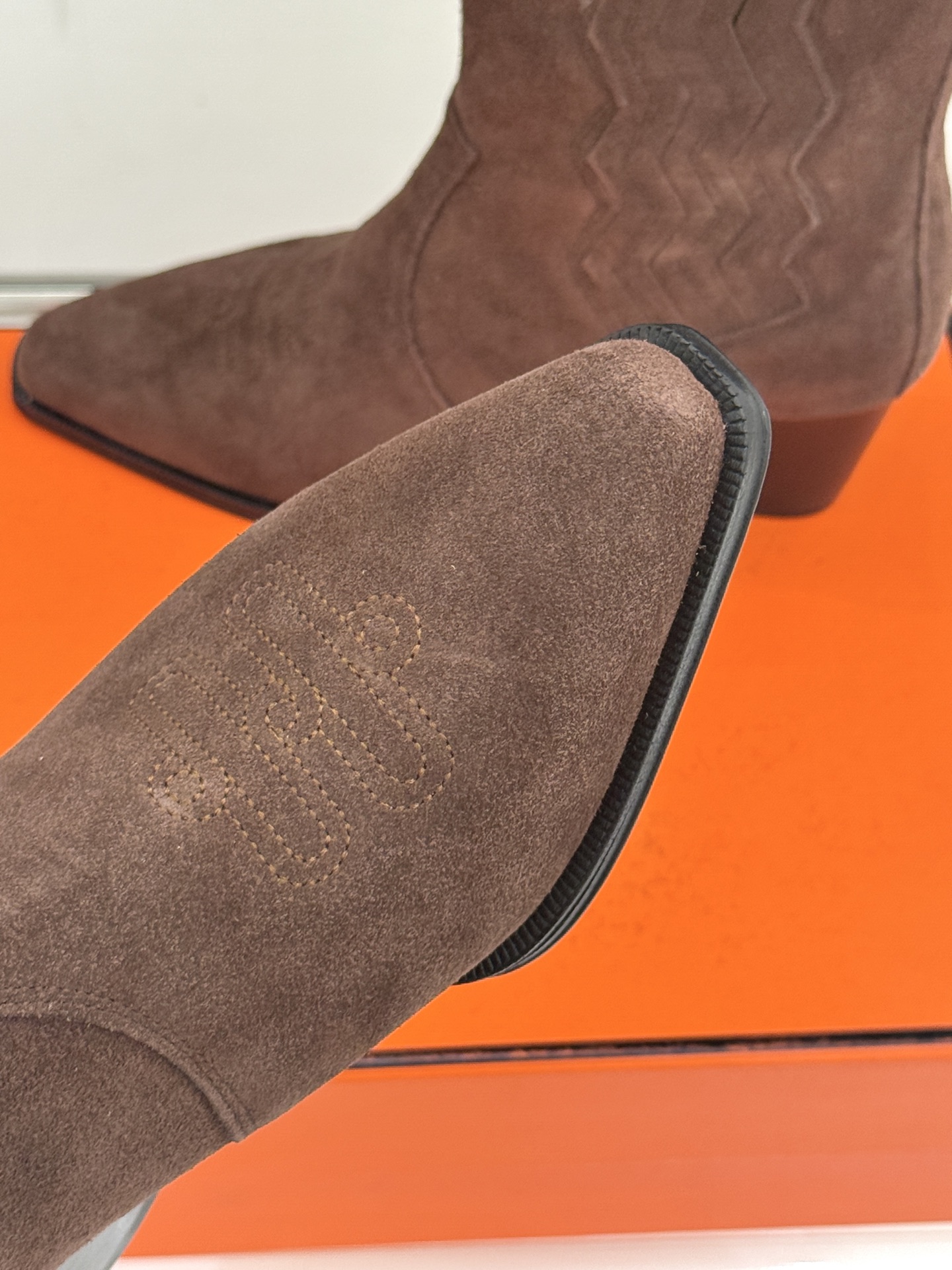 Hermès/爱马仕25WF新品复古西部缝线尖头粗跟短靴当19世纪西部旷野的自由风掠过巴黎福宝大道的匠心