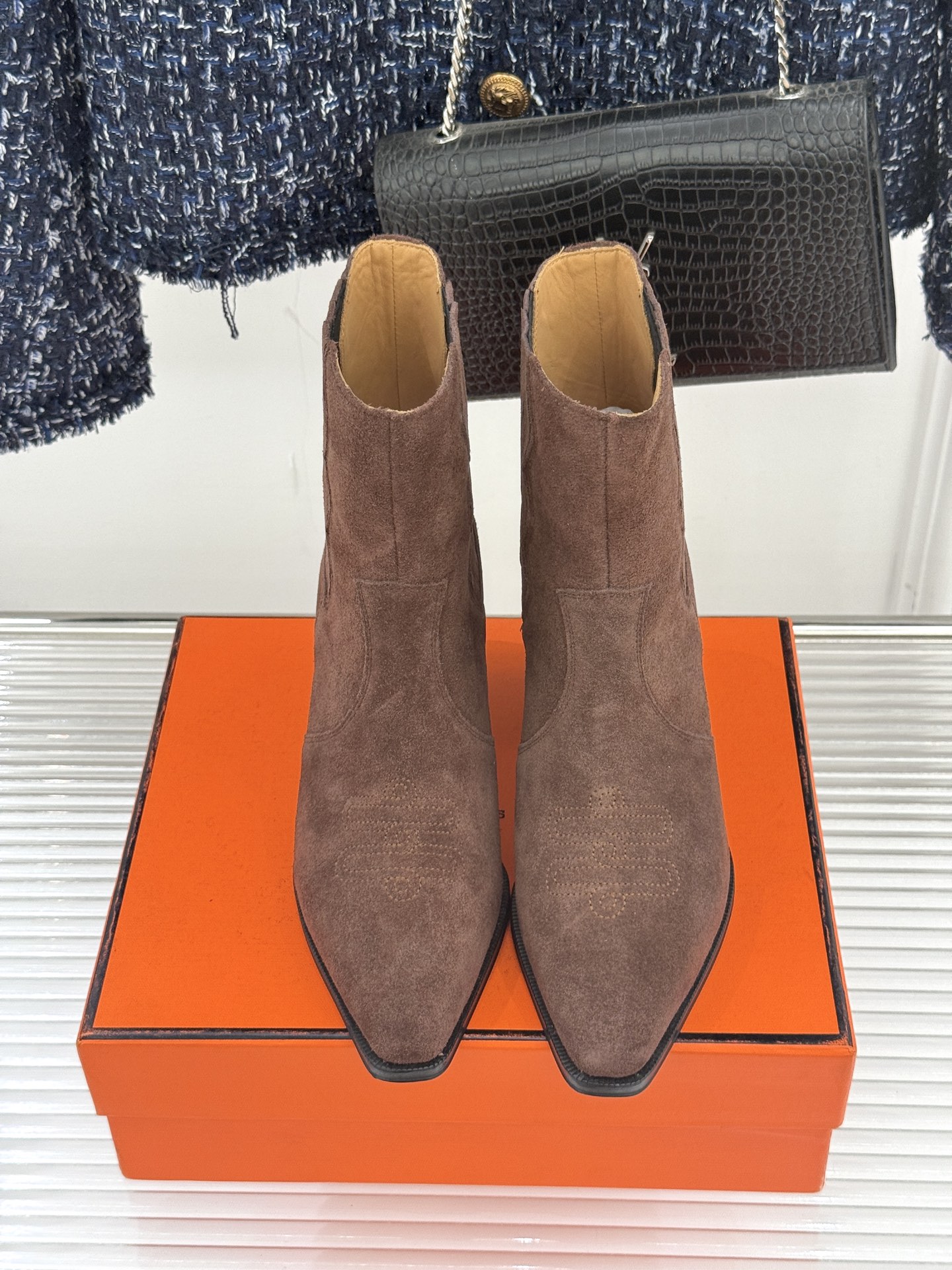 Hermès/爱马仕25WF新品复古西部缝线尖头粗跟短靴当19世纪西部旷野的自由风掠过巴黎福宝大道的匠心