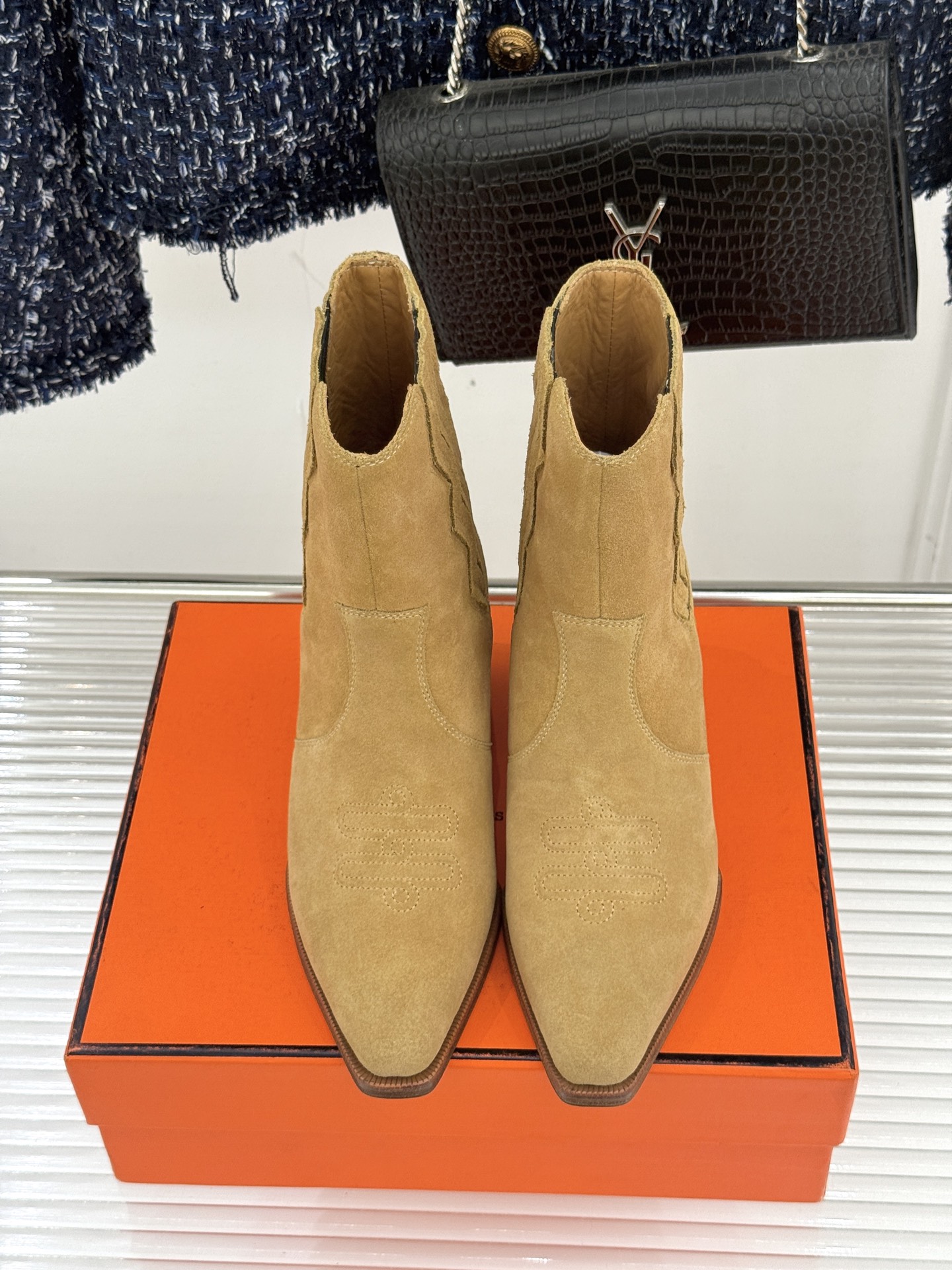 Hermès/爱马仕25WF新品复古西部缝线尖头粗跟短靴当19世纪西部旷野的自由风掠过巴黎福宝大道的匠心