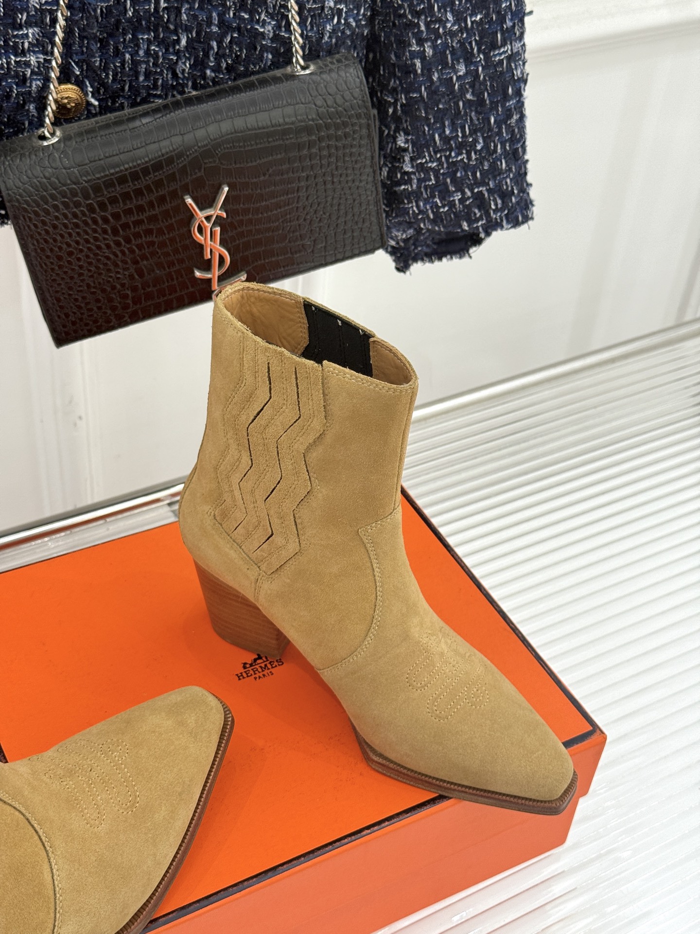 Hermès/爱马仕25WF新品复古西部缝线尖头粗跟短靴当19世纪西部旷野的自由风掠过巴黎福宝大道的匠心