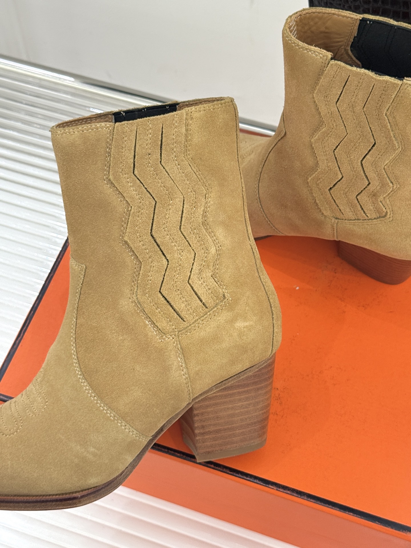 Hermès/爱马仕25WF新品复古西部缝线尖头粗跟短靴当19世纪西部旷野的自由风掠过巴黎福宝大道的匠心