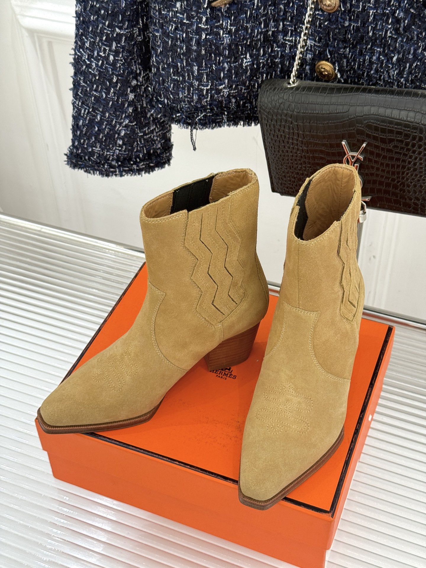 Hermès/爱马仕25WF新品复古西部缝线尖头粗跟短靴当19世纪西部旷野的自由风掠过巴黎福宝大道的匠心