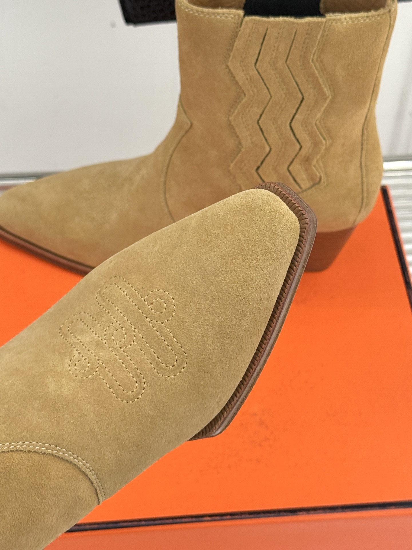 Hermès/爱马仕25WF新品复古西部缝线尖头粗跟短靴当19世纪西部旷野的自由风掠过巴黎福宝大道的匠心