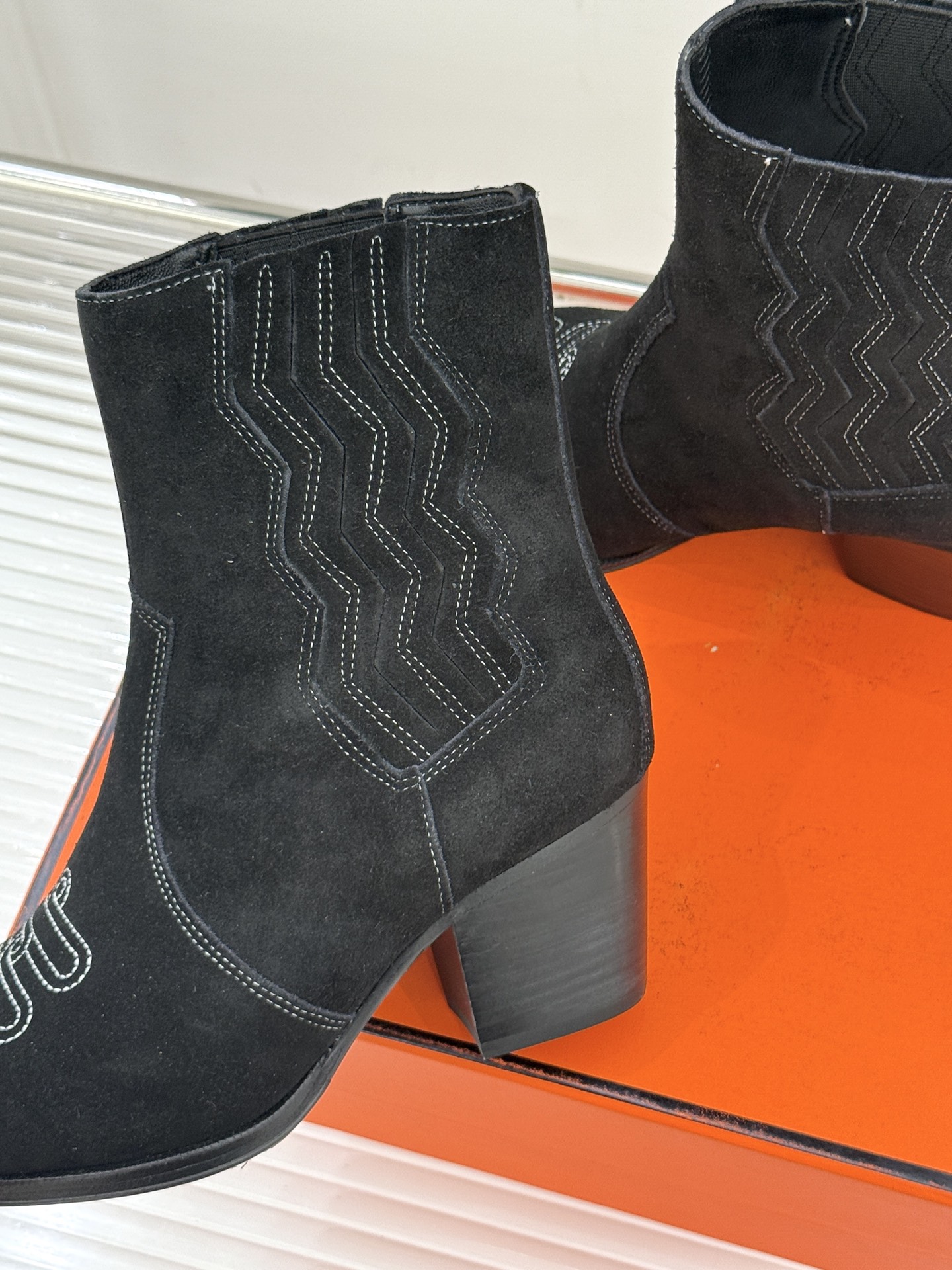 Hermès/爱马仕25WF新品复古西部缝线尖头粗跟短靴当19世纪西部旷野的自由风掠过巴黎福宝大道的匠心