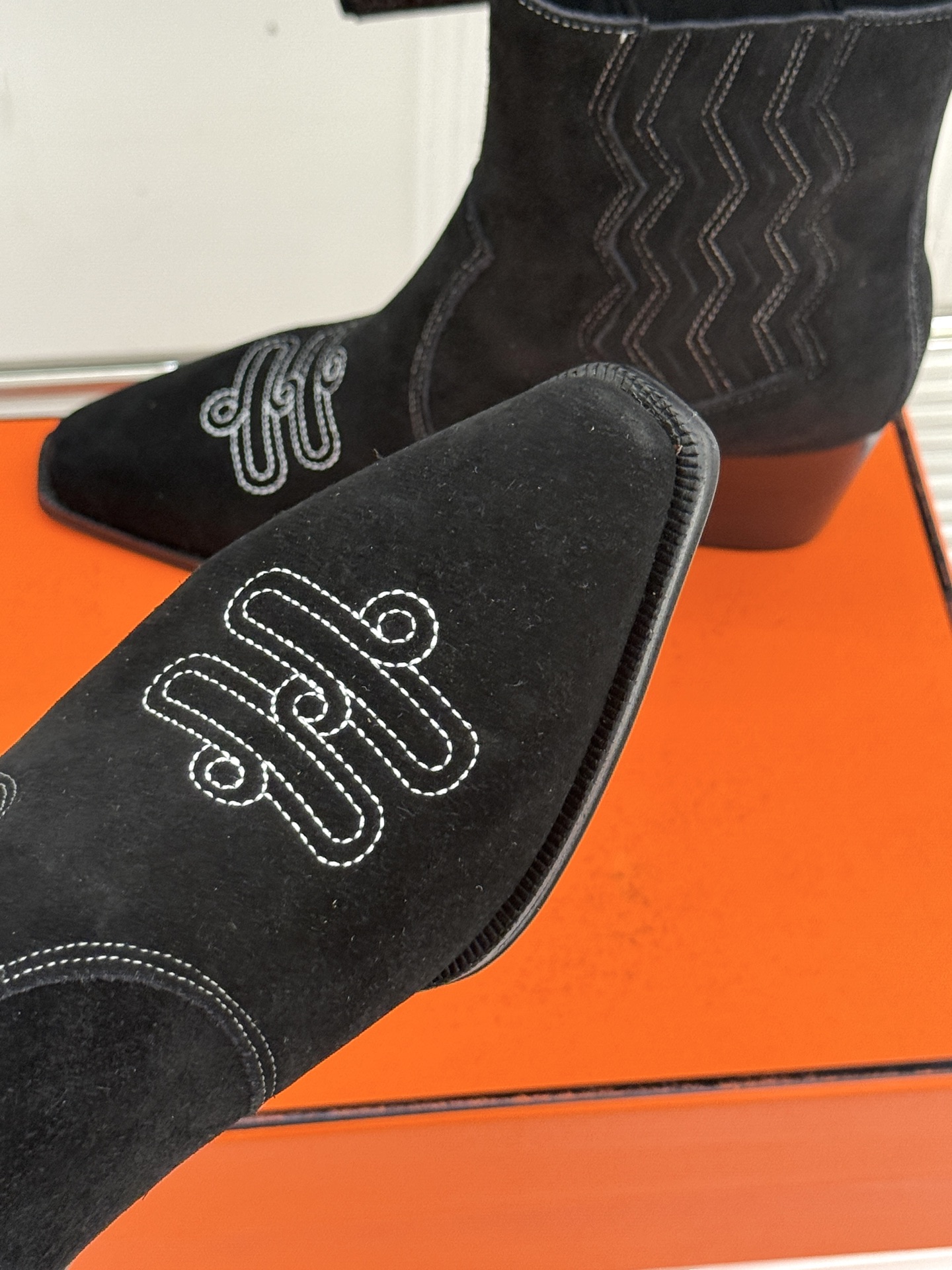 Hermès/爱马仕25WF新品复古西部缝线尖头粗跟短靴当19世纪西部旷野的自由风掠过巴黎福宝大道的匠心