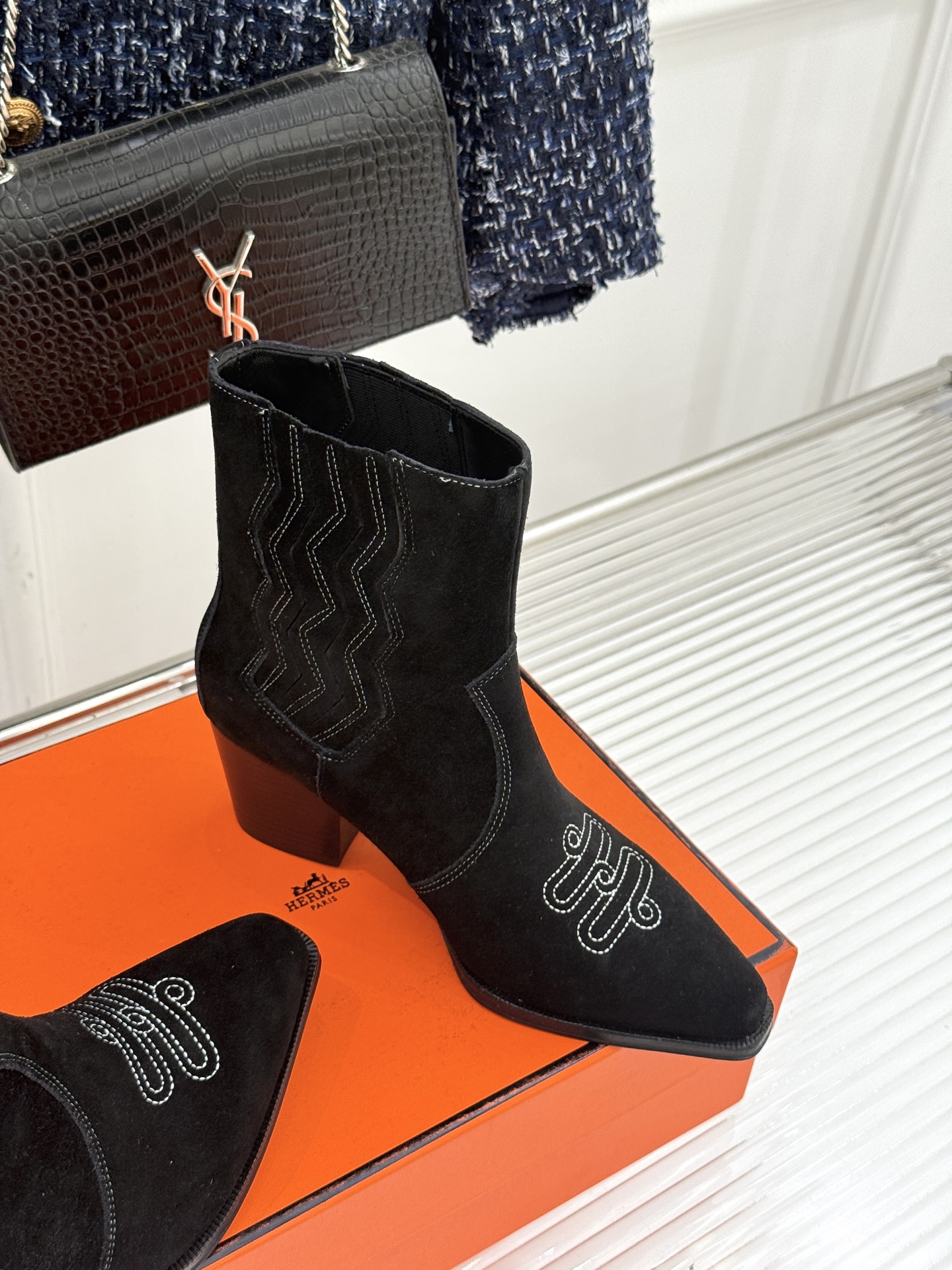 Hermès/爱马仕25WF新品复古西部缝线尖头粗跟短靴当19世纪西部旷野的自由风掠过巴黎福宝大道的匠心