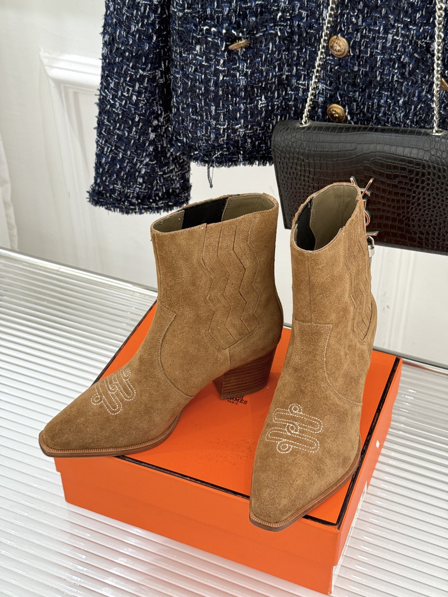 Hermès/爱马仕25WF新品复古西部缝线尖头粗跟短靴当19世纪西部旷野的自由风掠过巴黎福宝大道的匠心