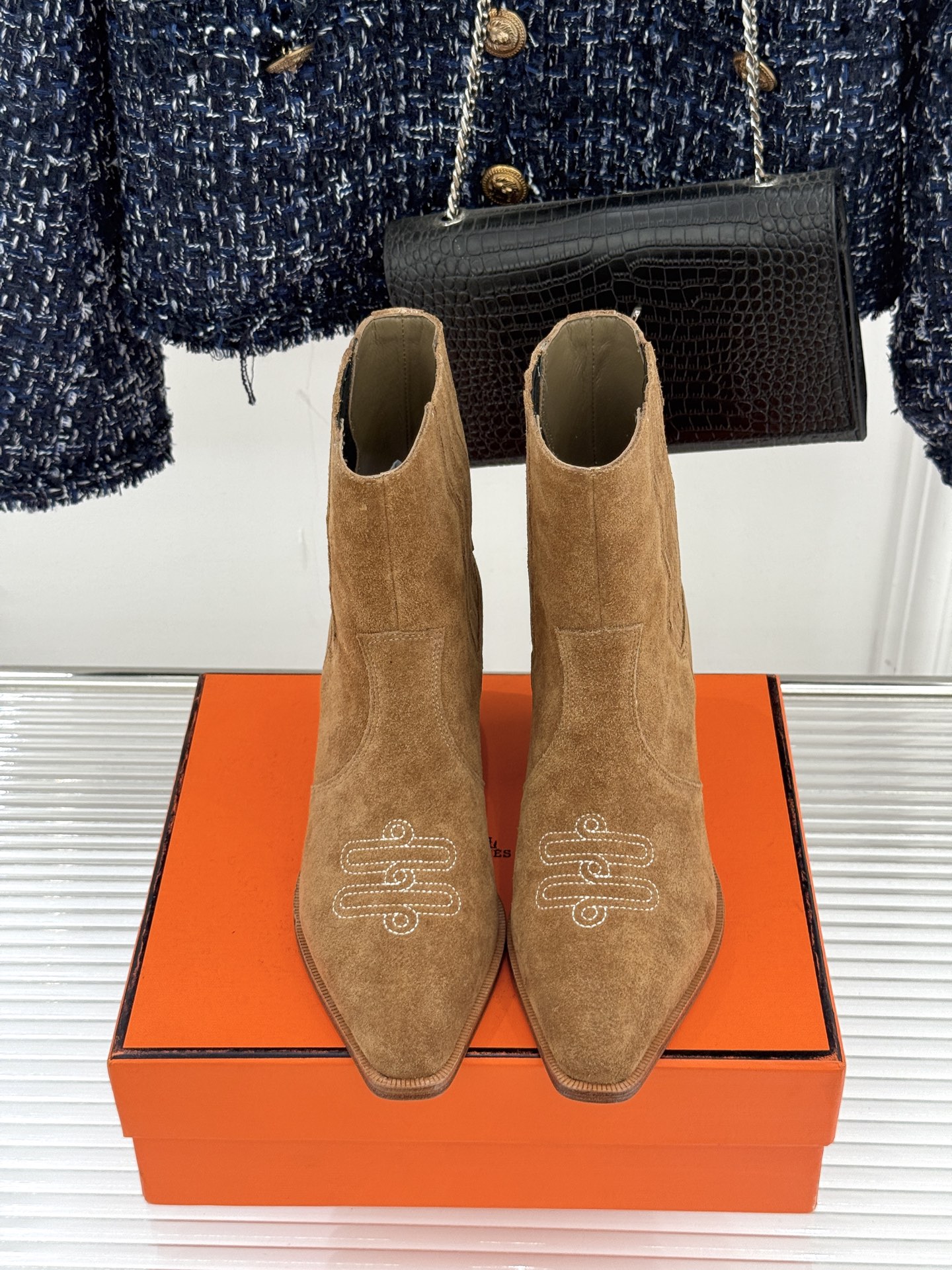 Hermès/爱马仕25WF新品复古西部缝线尖头粗跟短靴当19世纪西部旷野的自由风掠过巴黎福宝大道的匠心