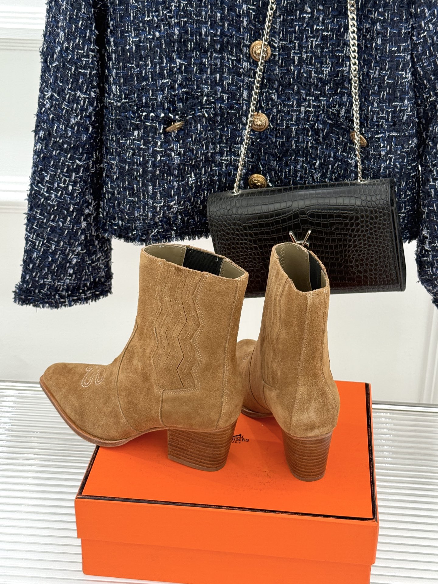 Hermès/爱马仕25WF新品复古西部缝线尖头粗跟短靴当19世纪西部旷野的自由风掠过巴黎福宝大道的匠心