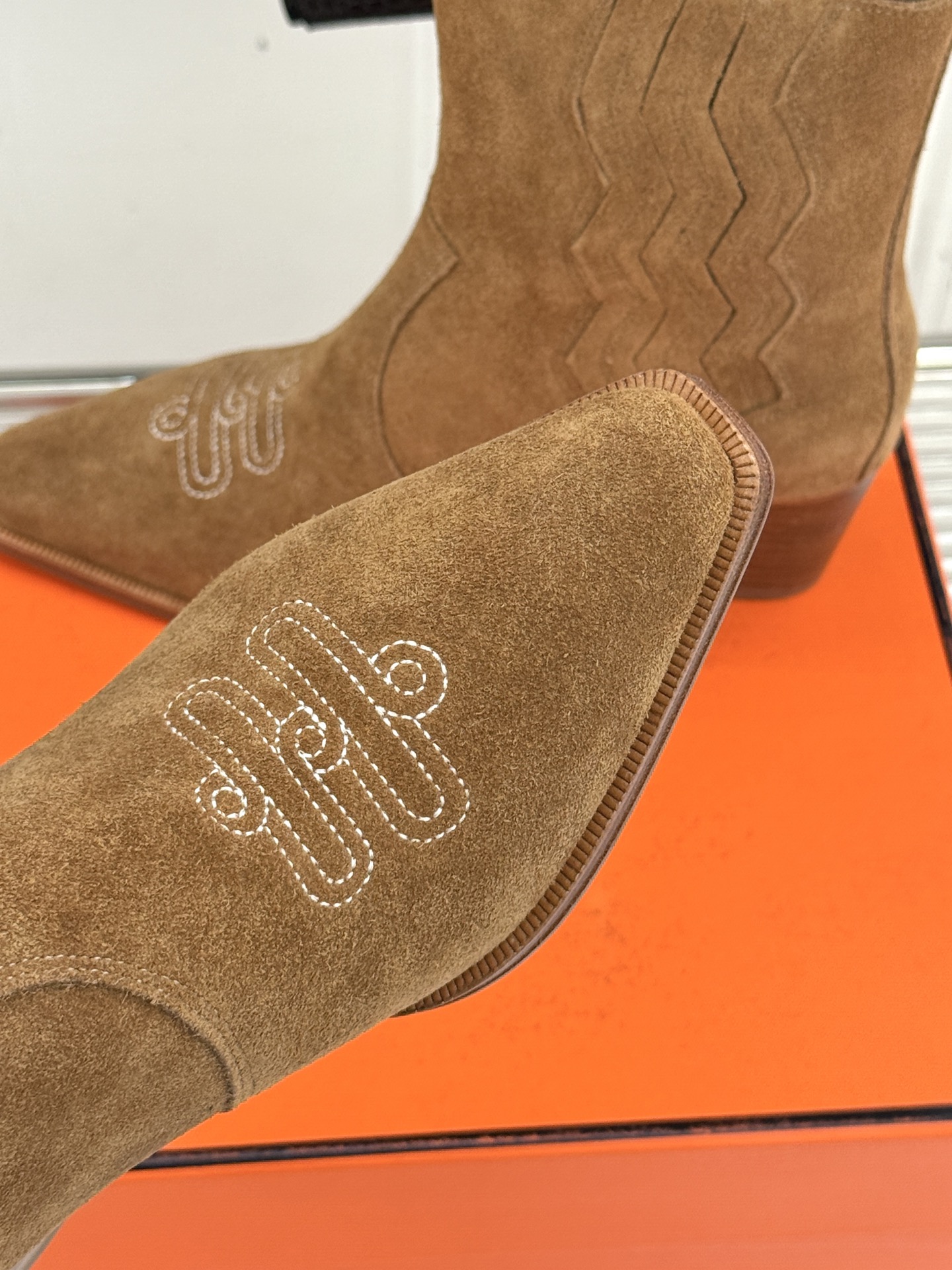 Hermès/爱马仕25WF新品复古西部缝线尖头粗跟短靴当19世纪西部旷野的自由风掠过巴黎福宝大道的匠心