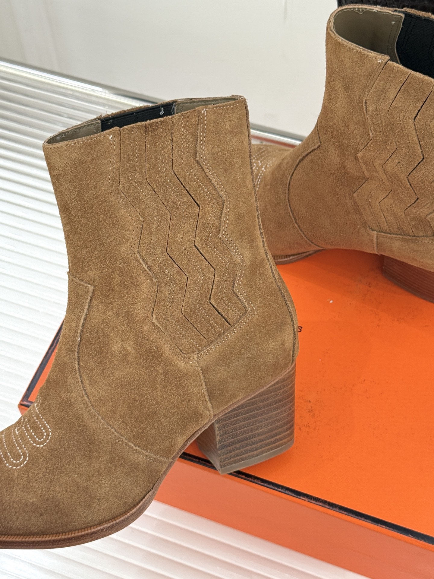 Hermès/爱马仕25WF新品复古西部缝线尖头粗跟短靴当19世纪西部旷野的自由风掠过巴黎福宝大道的匠心