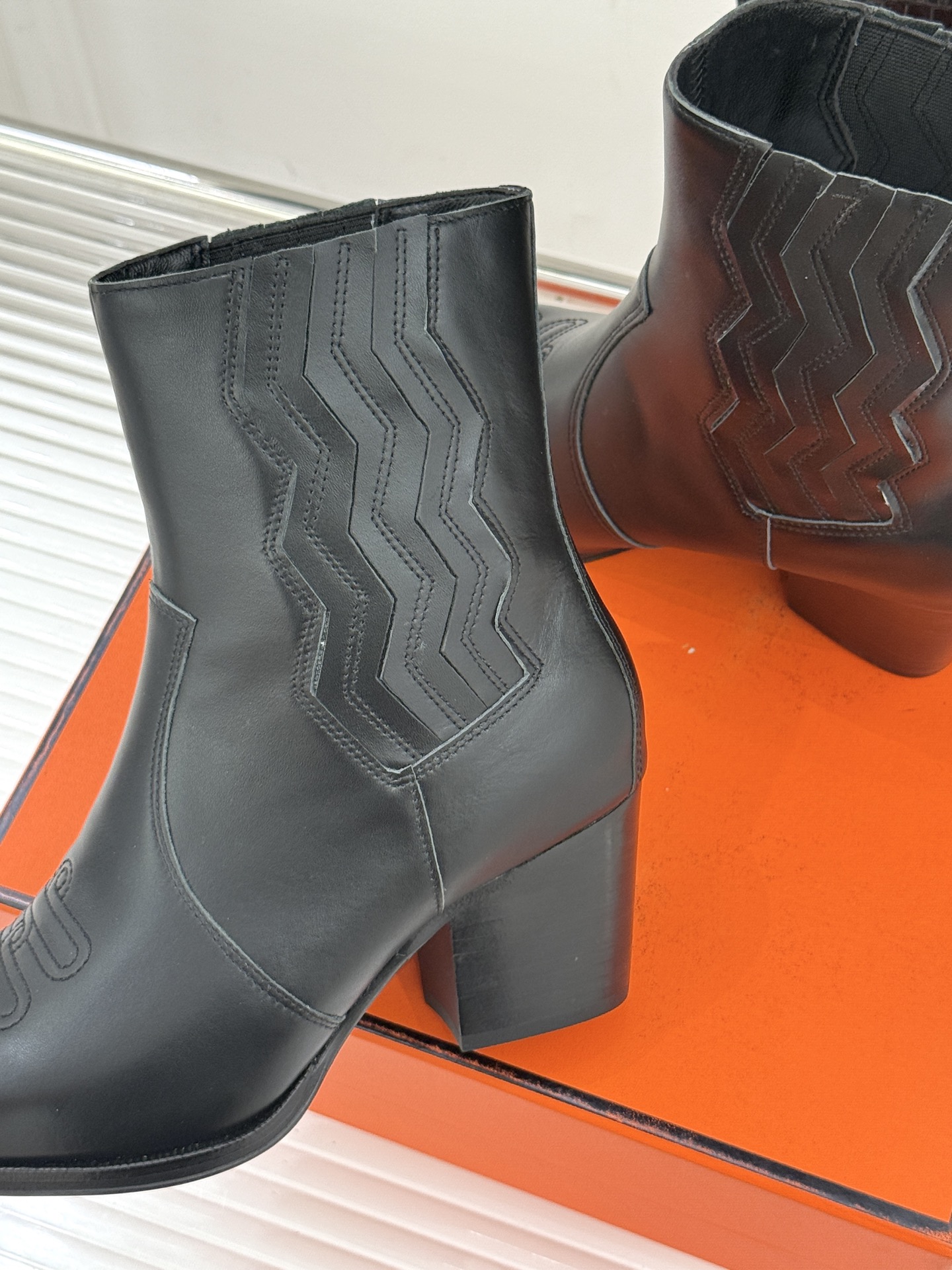 Hermès/爱马仕25WF新品复古西部缝线尖头粗跟短靴当19世纪西部旷野的自由风掠过巴黎福宝大道的匠心