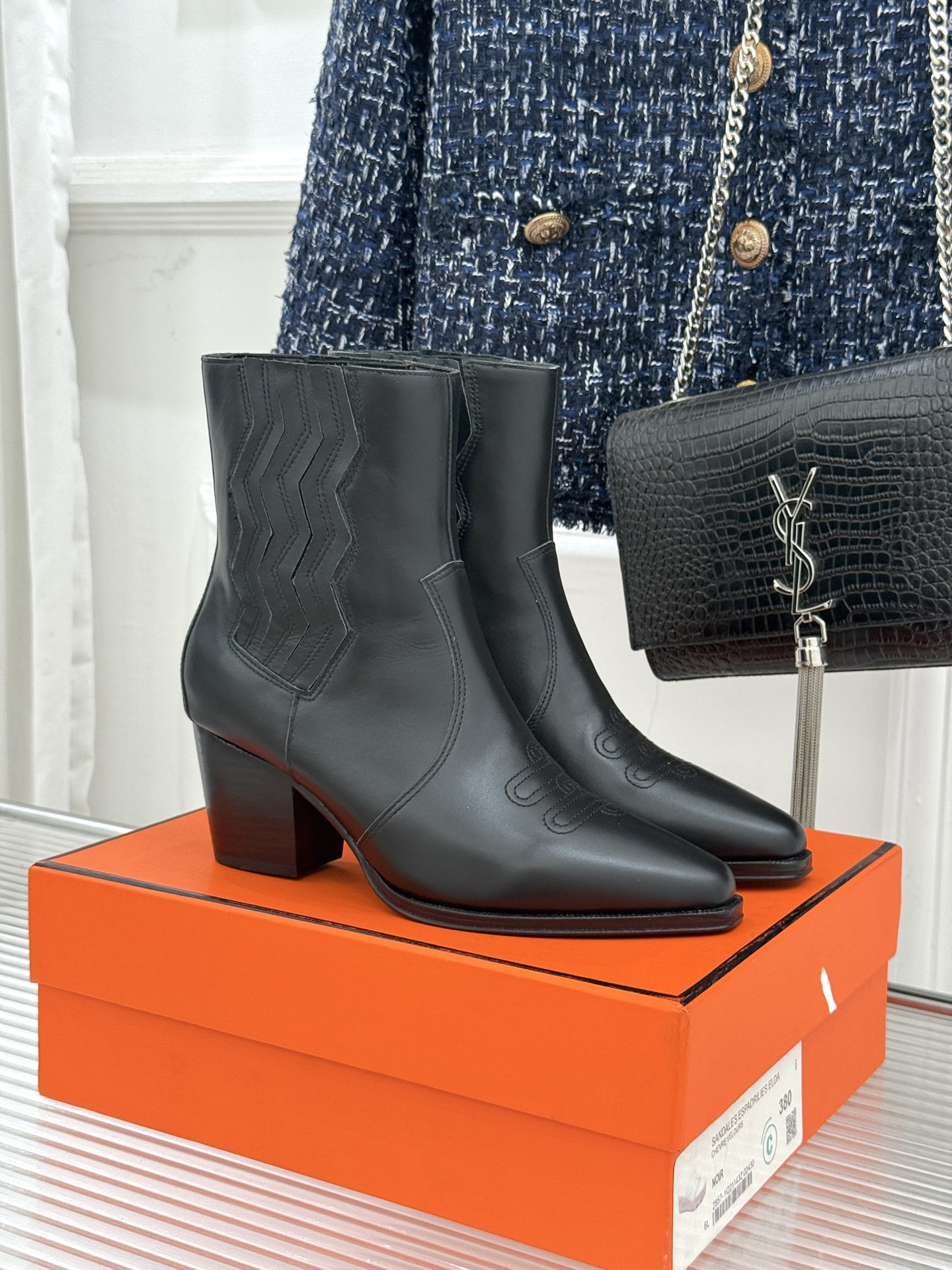 NO:654047,Hermès/Hermès 25WF New Retro Western Stitched Pointed Toe Chunky Heel Short Boots When the free wind of the 19th century western wilderness passed through the ingenious display windows of Fubao Avenue in Paris, this pair of western short boots came into being. The uninhibited soul of western boots was injected into the exquisite craftsmanship and elegant genes of nearly two centuries, and finally a pair of style totems that were enough to define the era was refined. The iconic pointed toe design is not a flamboyant weapon, but an elegant line that has been precisely calculated.  The slightly upturned arc not only retains the Western boot design, but also visually extends the leg line infinitely. The matching thick heel is just the right height and provides all-day comfortable support with a solid structure, making every step solid and powerful. The Western-style stitching on the shoe body is the absolute visual focus. Every stitch is hand-sewn by experienced craftsmen, as if it combines the horizon and the outline of the mountains in the western wilderness. Whether it is paired with tight jeans and a leather jacket or an oversized sweater, it can become the soul of the look.  Let you become the focus of effortless fashion in an afternoon in a cafe or in the silence of an art gallery. The fabric is made of original customized leather, the inner pads are all sheepskin, and the genuine leather outsole imported from Italy size35-39 (customized 40/41), boots, hermes, hermes, versace, boots, jeans, leather jacket, sheepskin, Leather soles19860909Hermès/爱马仕25WF新品复古西部 缝线尖头粗跟短靴 当19世纪西部旷野的自由风 掠过巴黎福宝大道的匠心橱窗 这双西部短靴便应运而生. 将西部靴的不羁灵魂 注入近两个世纪的精湛工艺与优雅基因 最终淬炼出一双足以定义时代的风格图腾. 标志性的尖头设计 并非张扬的利器 而是经过精密计算的优雅线条 微微上翘的弧度既保留了西部靴设计 又能在视觉上无限延伸腿部线条 与之匹配的粗跟 高度恰到好处 以稳健的结构提供全天候的舒适支撑 让每一步都踏得坚实而有力 鞋身的西部风格缝线是绝对的视觉焦点 每一针都由经验丰富的工匠手工缝制 仿佛将西部旷野的地平线与山脉的轮廓 无论是搭配紧身牛仔裤与皮衣 还是与oversize的针织衫组合 它都能成为造型的灵魂 让你在咖啡馆的午后或美术馆的沉静中 都成为不费力的时髦焦点. 面料采用原版定制皮料 内里垫脚均为羊皮 意大利进口真皮大底 size35-39（40/41定制）,靴子,hermes,hermes,versace,boots,jeans,leather jacket,sheepskin,Leather soles,Women's Shoes