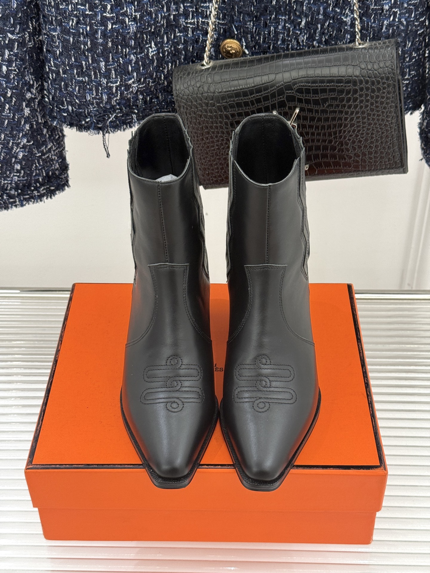 Hermès/爱马仕25WF新品复古西部缝线尖头粗跟短靴当19世纪西部旷野的自由风掠过巴黎福宝大道的匠心