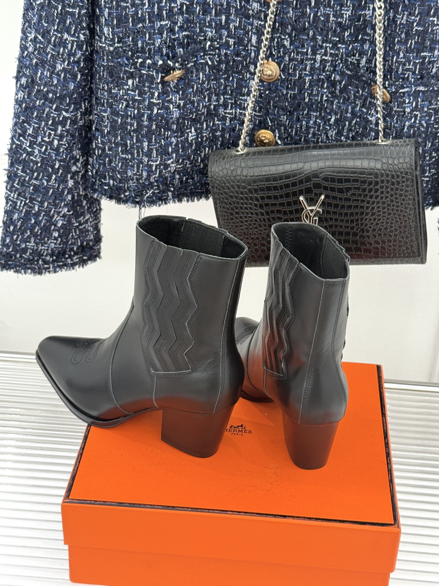 Hermès/爱马仕25WF新品复古西部缝线尖头粗跟短靴当19世纪西部旷野的自由风掠过巴黎福宝大道的匠心