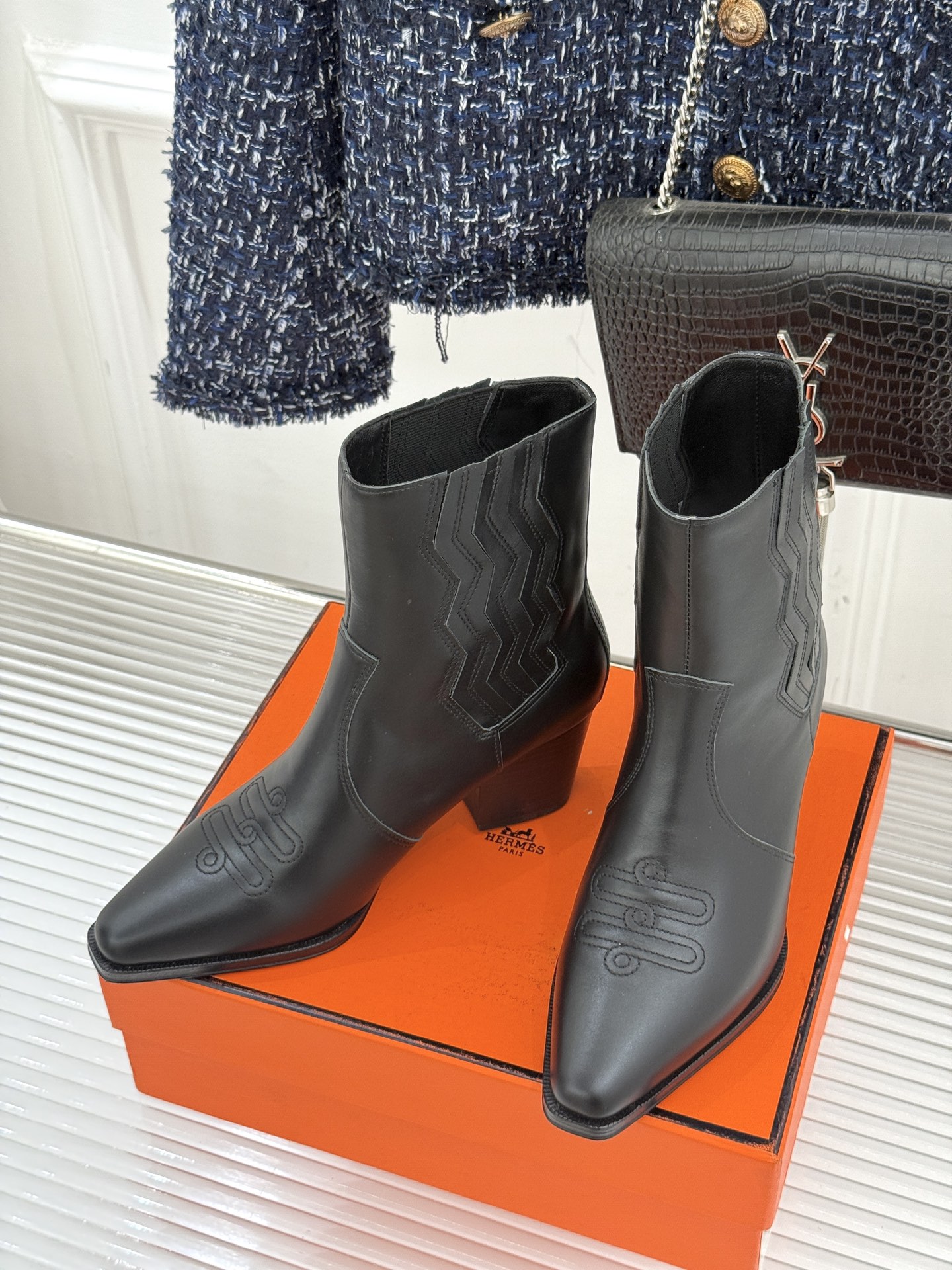 Hermès/爱马仕25WF新品复古西部缝线尖头粗跟短靴当19世纪西部旷野的自由风掠过巴黎福宝大道的匠心