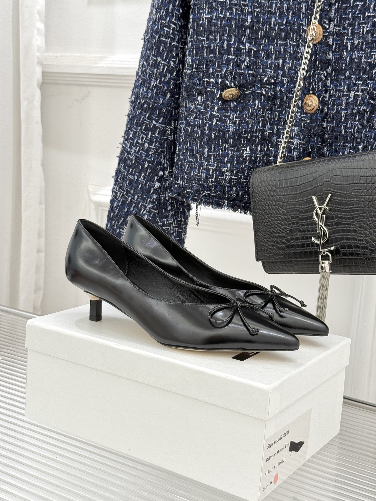 NO:654039,JACQUES 25WF new bow pointed cat heel high-heeled shoes When Oriental elegance and French romance collide, this pair of shoes uses a 3.5cm cat heel as the pen and the bow as the ink to outline a modern female posture that is both feminine and sharp. It perfectly interprets the brand's core gene of 'elegance hides rebellion'. The neat pointed toe design is the secret weapon for making you taller and slimmer. It visually extends the leg line and makes the ankle more slender. The shoe body is decorated with smart bows  It is not overly sweet, but forms a soft and rigid collision with the neat shoe shape, hiding the design ingenuity of 'dignity without losing freedom and ease'. The stability of the cat heel is combined with the exquisiteness of the slender heel. Tip your toes when walking, and it has Hepburn's elegant charm. This pair of cat heel shoes is not only an elegant tool for walking, but also dedicated to every woman who 'becomes her own muse'. A statement of confidence hidden in the details. The fabric is made of original custom leather, and the inner toes are all sheepskin.  Italian imported genuine leather outsole size 35-39 (customized for 40), high heels, single shoes, high heels, sheepskin, Leather soles19860909JACQUES 25WF新品蝴蝶结尖头猫跟 高跟鞋单鞋 当东方雅致与法式浪漫撞个满怀 这双鞋以3.5cm猫跟为笔 蝴蝶结为墨 勾勒出兼具柔媚与锋芒的现代女性姿态 完美诠释品牌“优雅藏叛逆”的核心基因. 利落尖头设计是显高显瘦的秘密武器 视觉延伸腿线 让脚踝更显纤细 鞋身灵动蝴蝶结缀饰 没有过分甜腻 反而与利落鞋型形成柔刚碰撞 暗藏“端庄不失洒脱”的设计巧思. 猫跟的稳健与细跟的精致兼备 走路时脚尖轻点 自带赫本式优雅韵味. 这双猫跟单鞋 不止是行走的优雅利器 更是献给每一位“做自己缪斯”的女性 藏在细节里的自信宣言. 面料采用原版定制皮料 内里踮脚均为羊皮 意大利进口真皮大底 size35-39（40定制）,高跟鞋单鞋,high heels,sheepskin,Leather soles,Women's Shoes