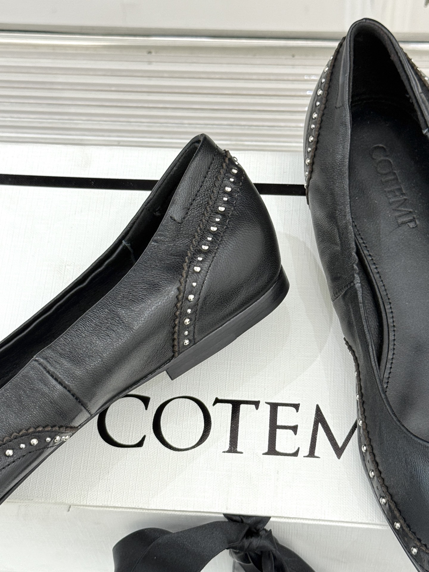 COTEMP WF新品尖头复古擦色平底单鞋这双鞋是一封写给岁月的情书将复古的韵味与现代的锋芒 它始于一个