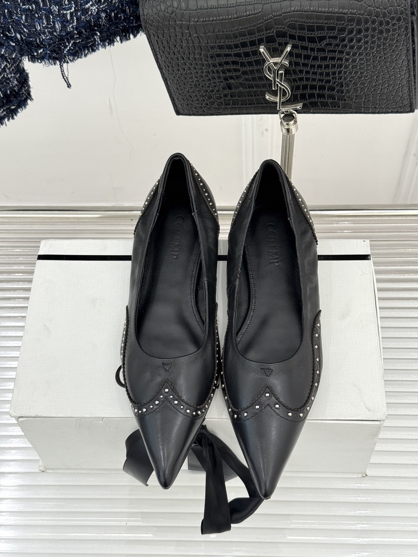 COTEMP WF新品尖头复古擦色平底单鞋这双鞋是一封写给岁月的情书将复古的韵味与现代的锋芒 它始于一个