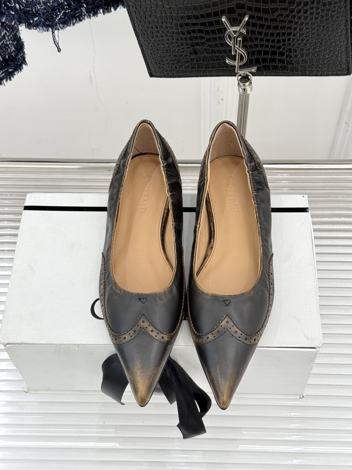 COTEMP 新品尖头复古擦色平底单鞋这双鞋是一封写给岁月的情书将复古的韵味与现代的锋芒 它始于一个利落