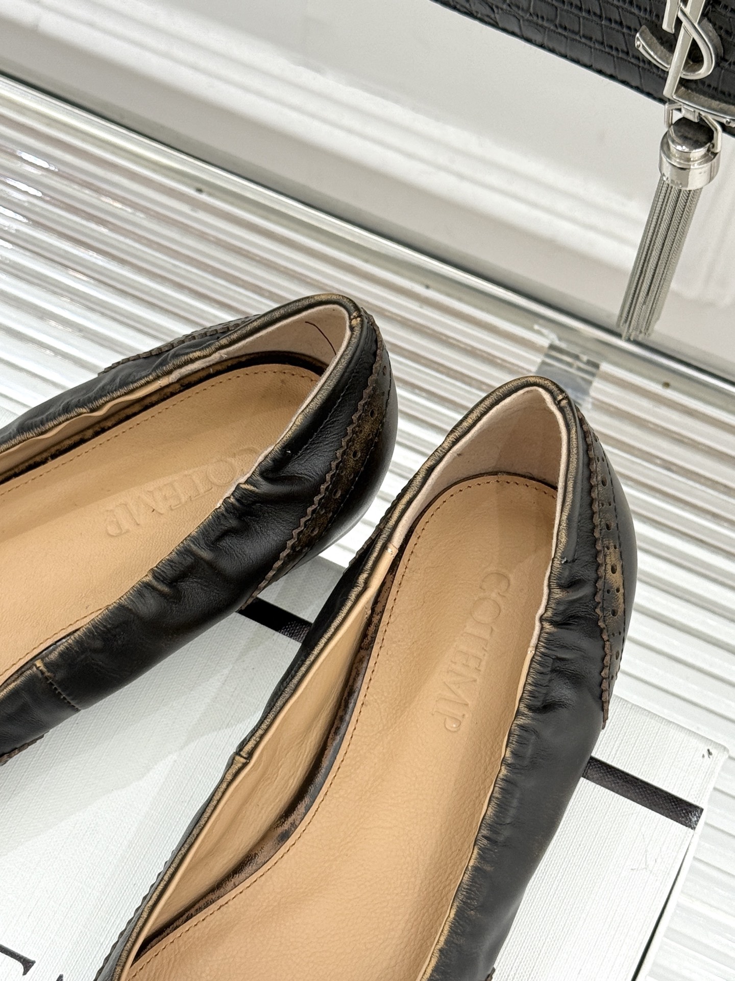 COTEMP 新品尖头复古擦色平底单鞋这双鞋是一封写给岁月的情书将复古的韵味与现代的锋芒 它始于一个利落