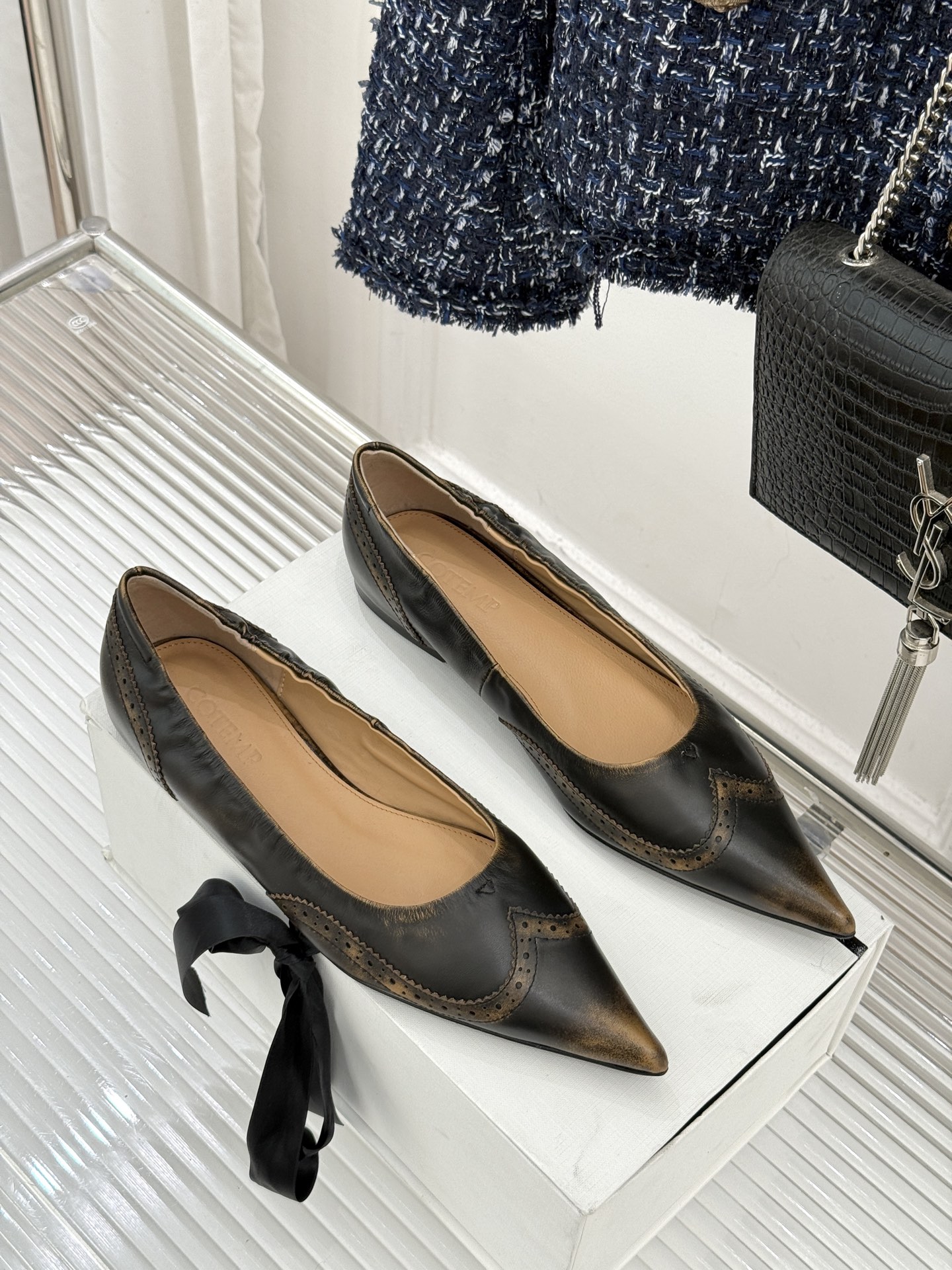 COTEMP 新品尖头复古擦色平底单鞋这双鞋是一封写给岁月的情书将复古的韵味与现代的锋芒 它始于一个利落