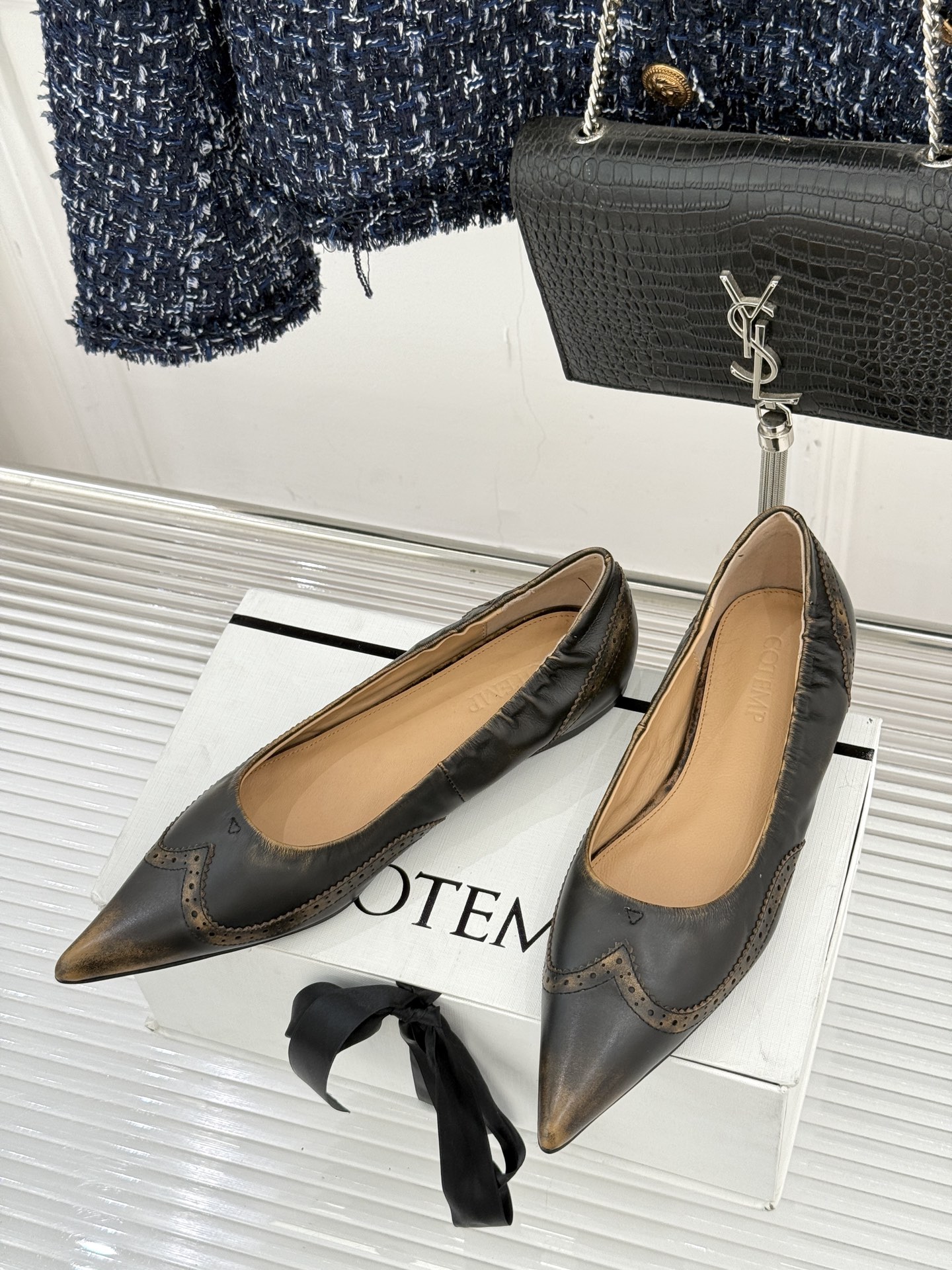 COTEMP 新品尖头复古擦色平底单鞋这双鞋是一封写给岁月的情书将复古的韵味与现代的锋芒 它始于一个利落