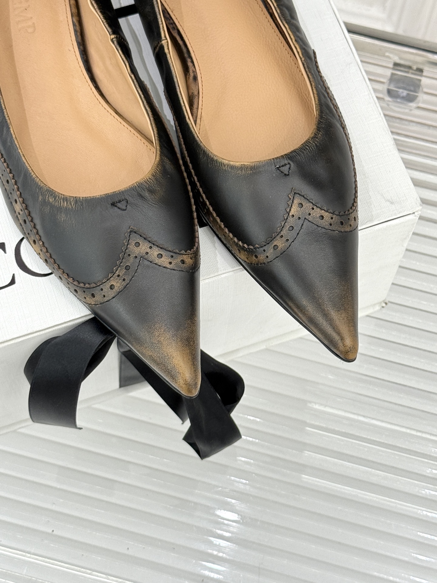 COTEMP 新品尖头复古擦色平底单鞋这双鞋是一封写给岁月的情书将复古的韵味与现代的锋芒 它始于一个利落