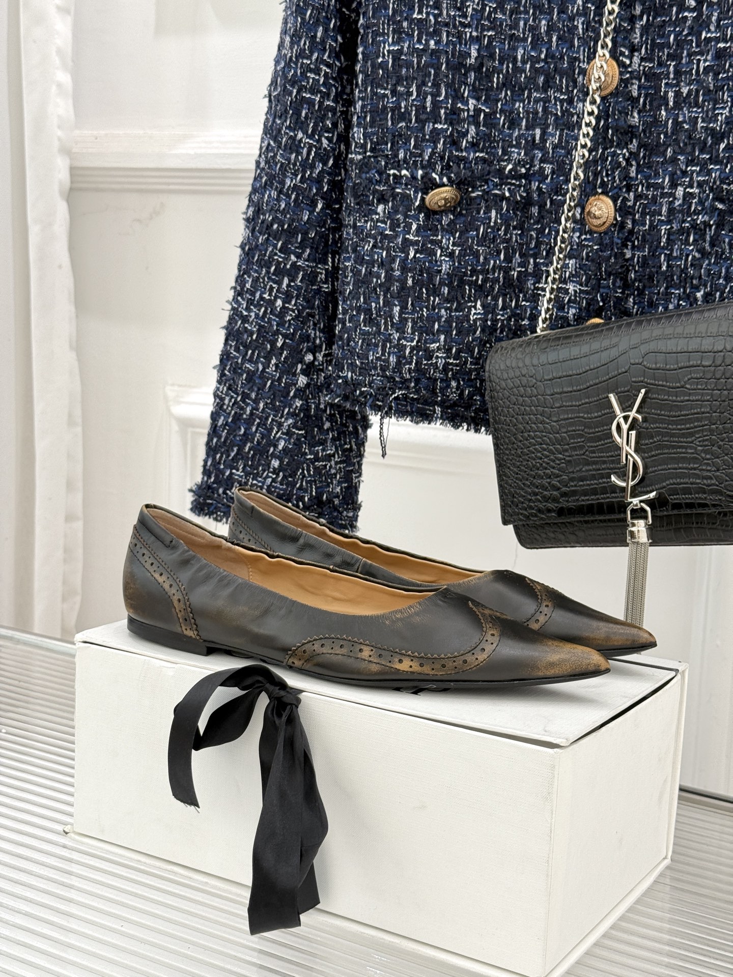 COTEMP 新品尖头复古擦色平底单鞋这双鞋是一封写给岁月的情书将复古的韵味与现代的锋芒 它始于一个利落