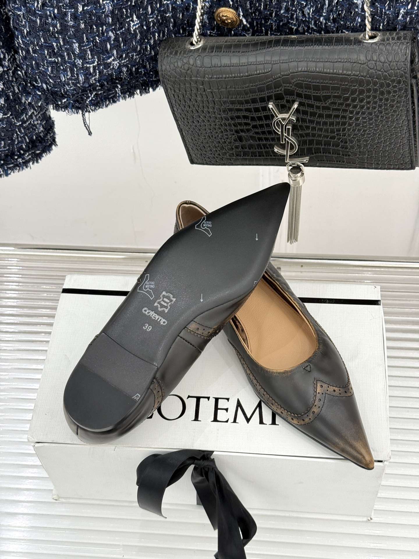 COTEMP 新品尖头复古擦色平底单鞋这双鞋是一封写给岁月的情书将复古的韵味与现代的锋芒 它始于一个利落