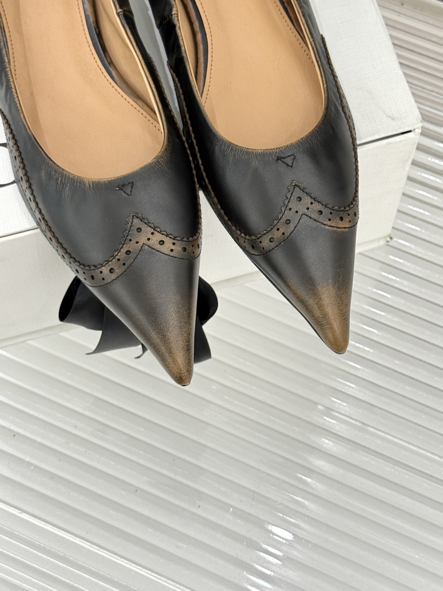 COTEMP WF新品尖头复古擦色平底单鞋这双鞋是一封写给岁月的情书将复古的韵味与现代的锋芒 它始于一个