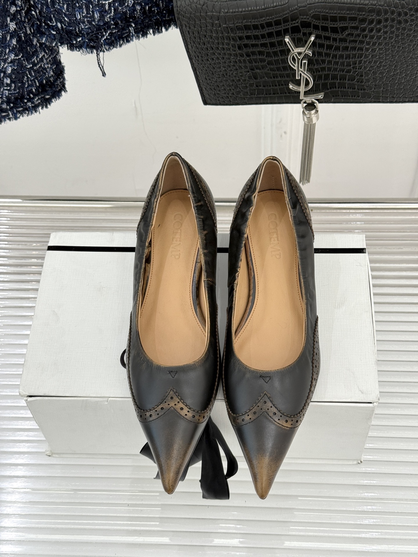 COTEMP WF新品尖头复古擦色平底单鞋这双鞋是一封写给岁月的情书将复古的韵味与现代的锋芒 它始于一个