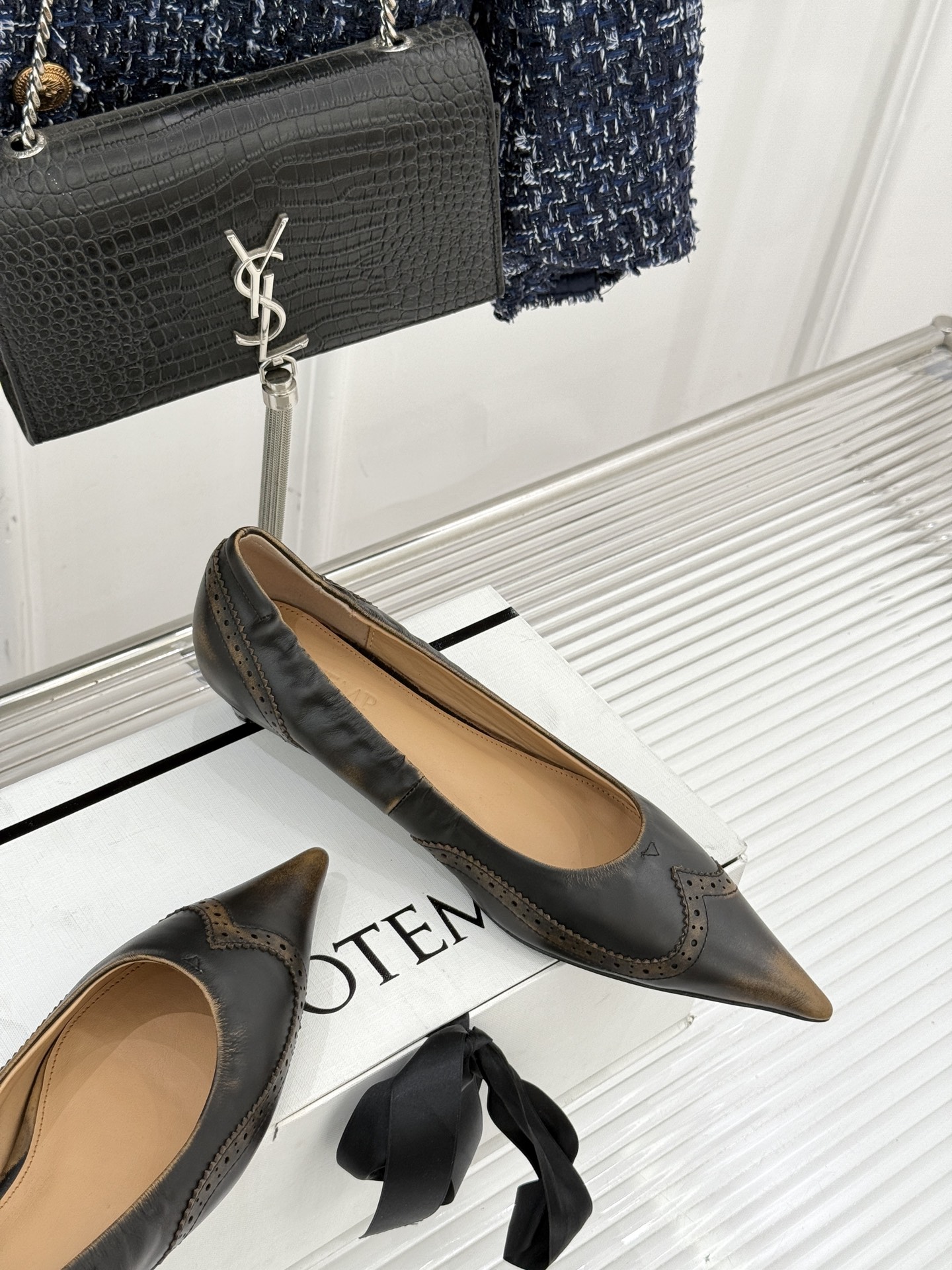 COTEMP WF新品尖头复古擦色平底单鞋这双鞋是一封写给岁月的情书将复古的韵味与现代的锋芒 它始于一个