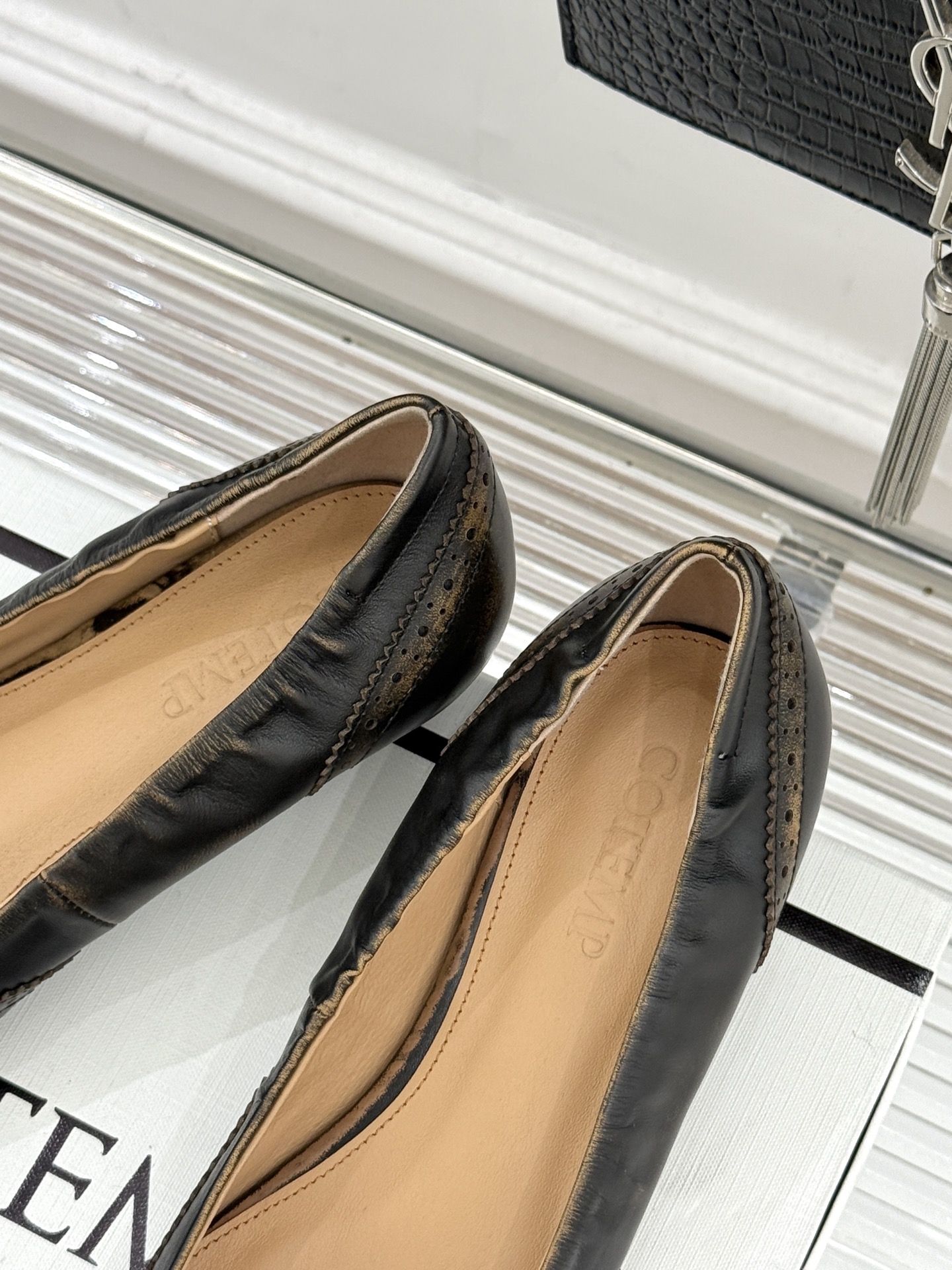 COTEMP WF新品尖头复古擦色平底单鞋这双鞋是一封写给岁月的情书将复古的韵味与现代的锋芒 它始于一个