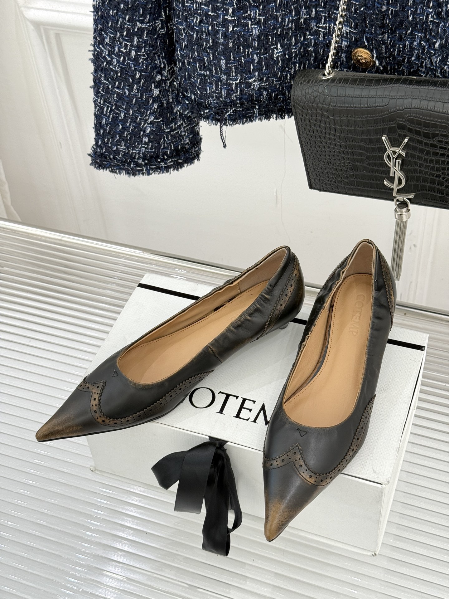 COTEMP WF新品尖头复古擦色平底单鞋这双鞋是一封写给岁月的情书将复古的韵味与现代的锋芒 它始于一个