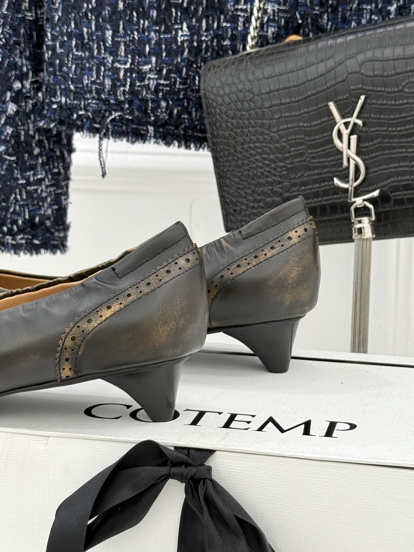 COTEMP WF新品尖头复古擦色平底单鞋这双鞋是一封写给岁月的情书将复古的韵味与现代的锋芒 它始于一个