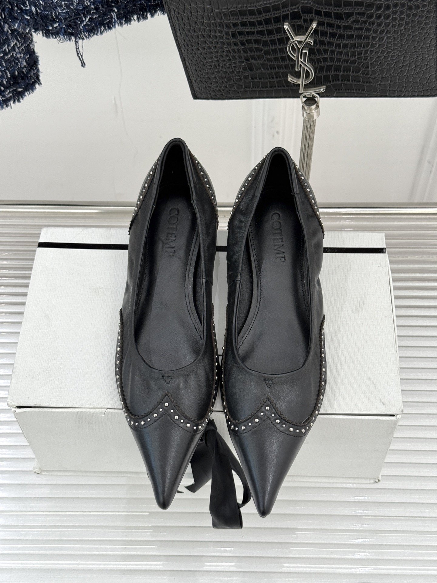 COTEMPWF新品尖头复古擦色平底单鞋这双鞋是一封写给岁月的情书将复古的韵味与现代的锋芒 它始于一个利