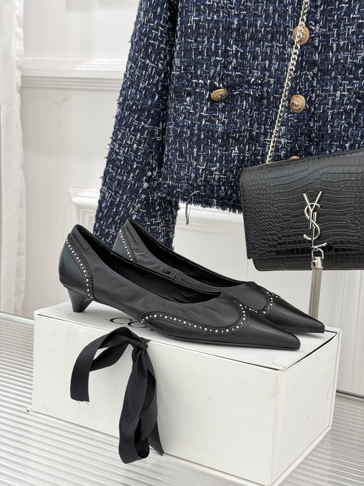 COTEMPWF新品尖头复古擦色平底单鞋这双鞋是一封写给岁月的情书将复古的韵味与现代的锋芒 它始于一个利