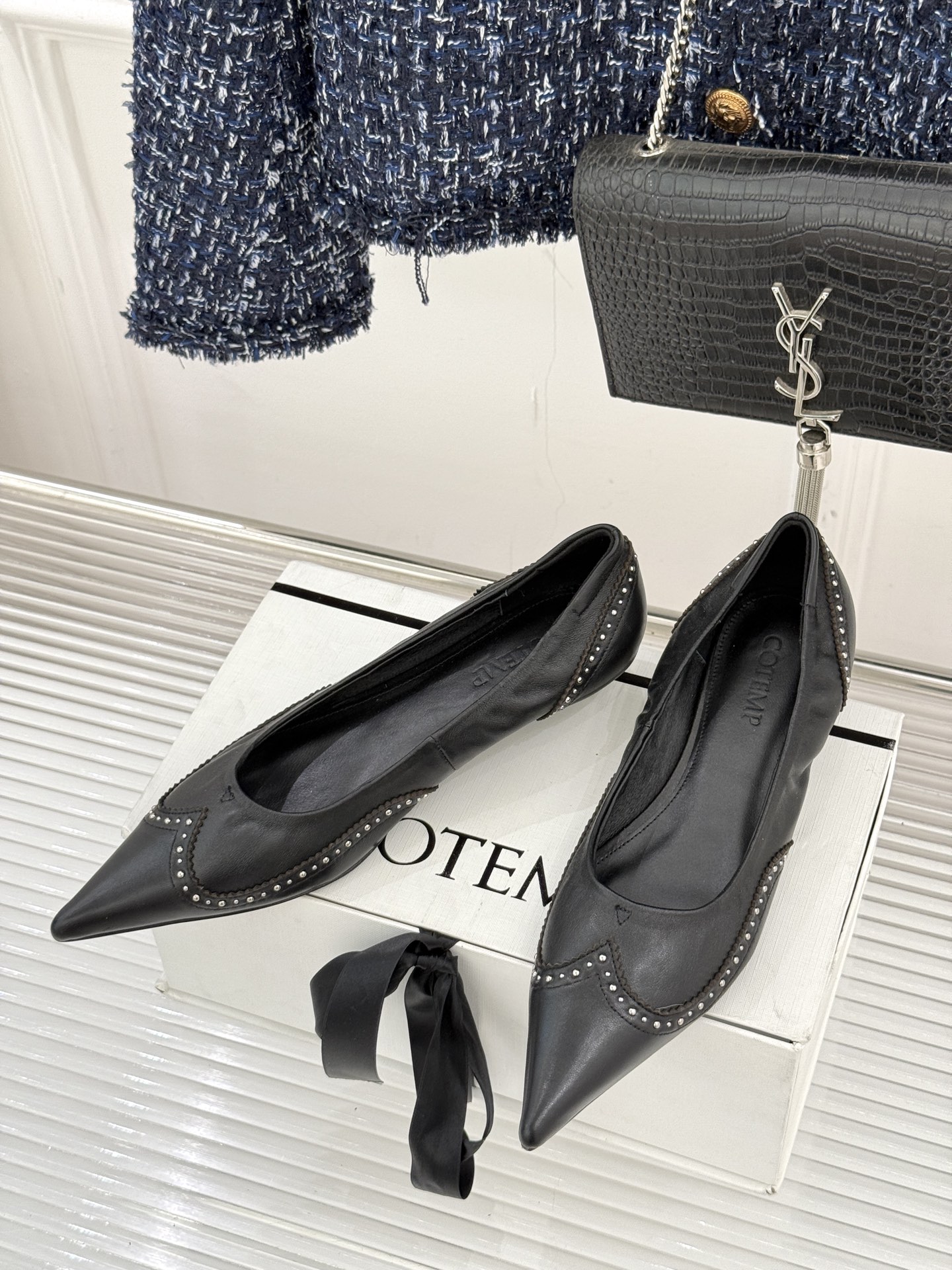 COTEMPWF新品尖头复古擦色平底单鞋这双鞋是一封写给岁月的情书将复古的韵味与现代的锋芒 它始于一个利