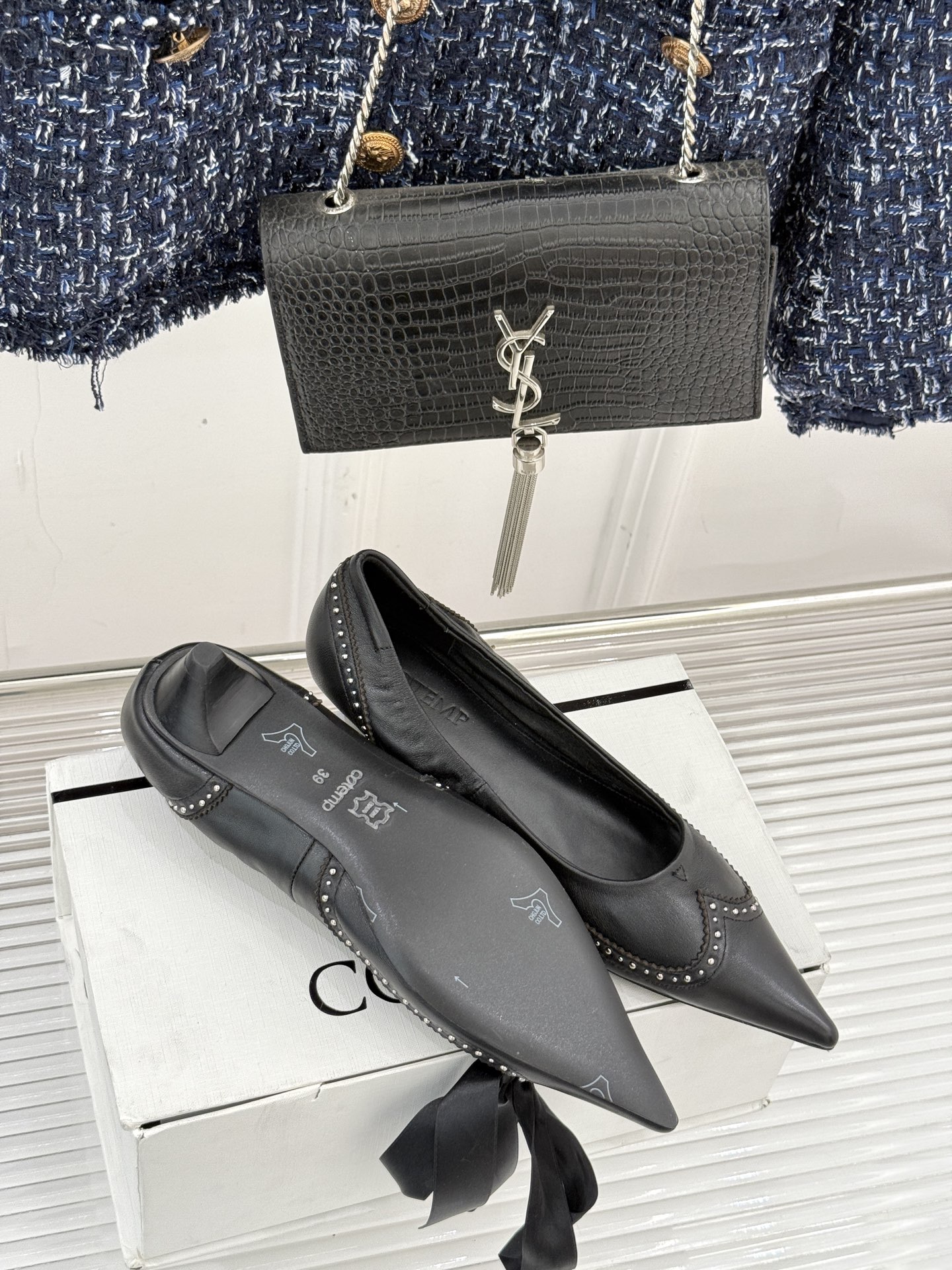 COTEMPWF新品尖头复古擦色平底单鞋这双鞋是一封写给岁月的情书将复古的韵味与现代的锋芒 它始于一个利