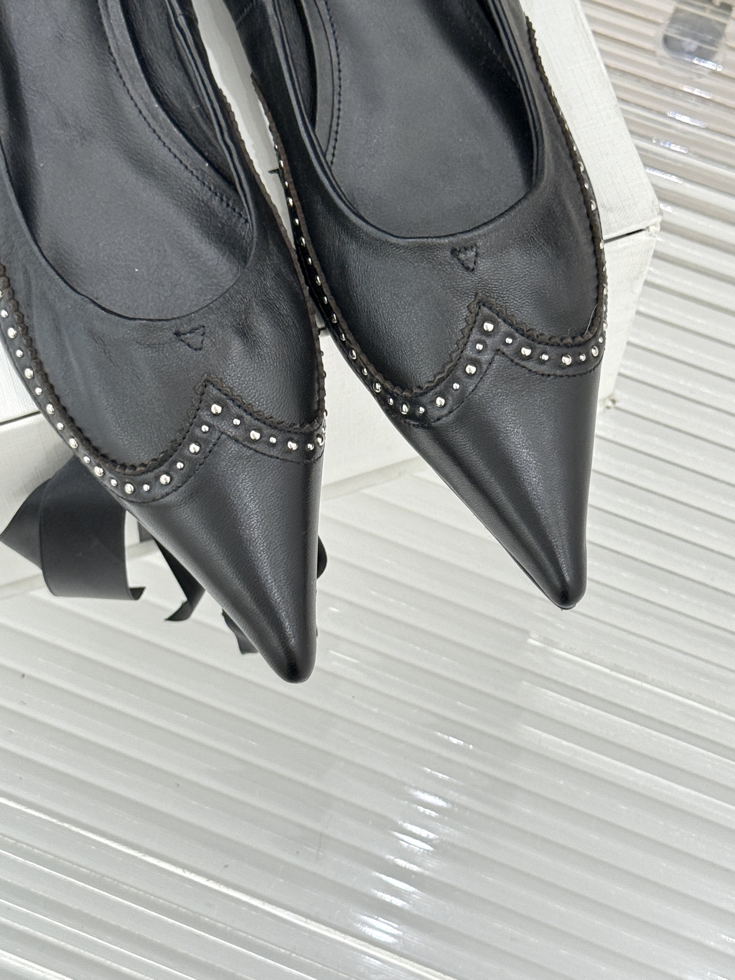 COTEMPWF新品尖头复古擦色平底单鞋这双鞋是一封写给岁月的情书将复古的韵味与现代的锋芒 它始于一个利